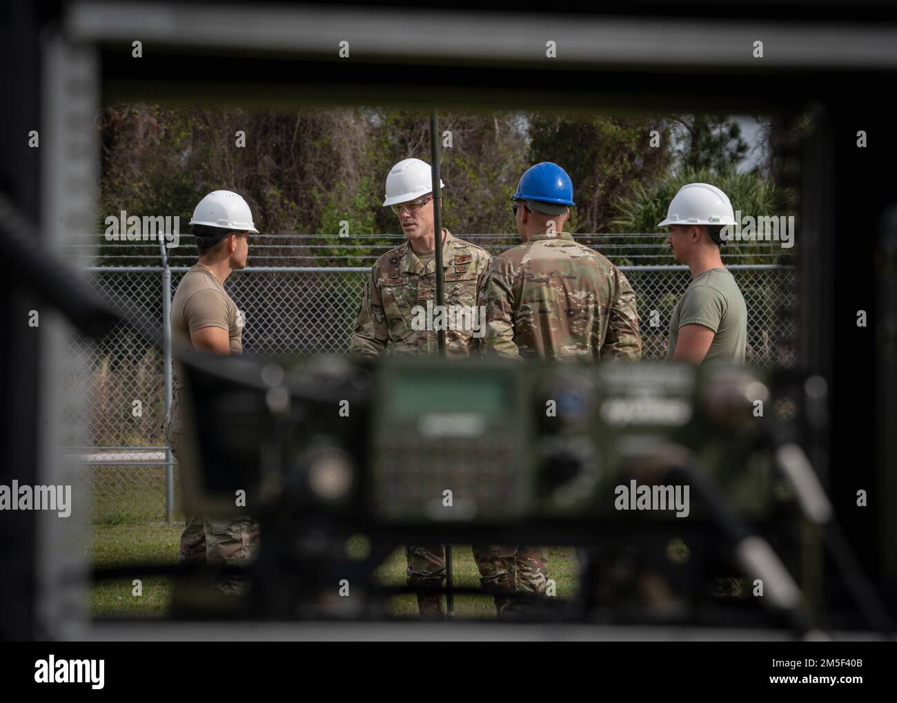 STATI UNITI Benjamin Jonsson, comandante della 6th Air Refuging Wing, visite con tecnici RFTS (radio Frequency Transmission Systems) assegnati al 6th Communications Squadron presso la base dell'aeronautica militare MacDill, Florida, marzo. 10, 2022. I tecnici RFTS implementano, sostengono, risolvono i problemi e riparano i sistemi di antenna, i sintonizzatori e le linee di trasmissione per garantire la funzionalità delle comunicazioni di base. Foto Stock