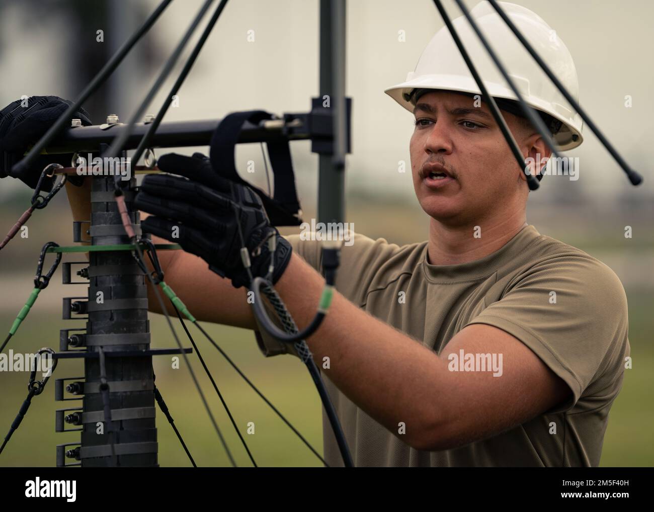 STATI UNITI Air Force Airman Elia Brand, tecnico dei sistemi di trasmissione a radiofrequenza (RFTS) dello Squadron di comunicazione 6th, monta un'antenna su un montante per antenna CTM-15 presso la base dell'aeronautica militare MacDill, Florida, 10 marzo 2022. I tecnici RFTS implementano, sostengono, risolvono i problemi e riparano i sistemi di antenna, i sintonizzatori e le linee di trasmissione per garantire la funzionalità delle comunicazioni di base. Foto Stock