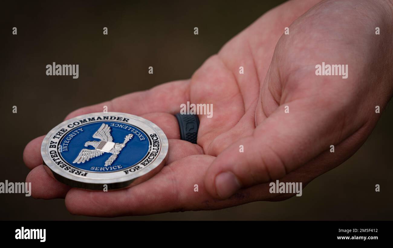 STATI UNITI Benjamin Jonsson, 6th Air Refuging Wing Commander, dà una moneta agli Stati Uniti Air Force Airman 1st Class Ricky King, 6th Communications Squadron radio Frequency Transmission Systems Technician, presso MacDill Air Force, base, Florida, 10 marzo 2022. Il comando della mobilità aerea ha nominato Re per il Premio militare Vanguard dell'Associazione degli ufficiali non commissionati di quest'anno per aiutare le vittime di una collisione con un veicolo a ricevere cure mediche in modo tempestivo. Il Military Vanguard Award viene assegnato annualmente a un membro del servizio di ogni ramo di servizio per atti di eroismo. Foto Stock
