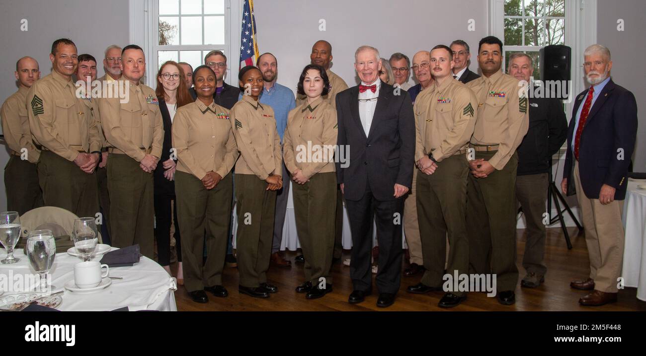 STATI UNITI Marine Corps Sgt. Sandra Accilien, specialista amministrativo assegnato a Marine Aviation Logistics Squadron 14, prima fila al centro a sinistra, è in piedi con i colleghi Marines e membri della comunità di New Bern in occasione di un evento Service Person of the Quarter al New Bern Golf and Country Club, North Carolina, marzo 10, 2022. Accilien è stata riconosciuta dalla Nuova Alleanza militare di Berna per il suo impatto positivo sulla comunità locale. Foto Stock