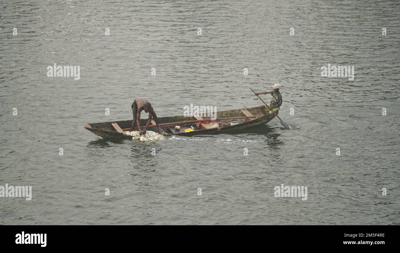 Pescatore nella laguna di Lagos Foto Stock