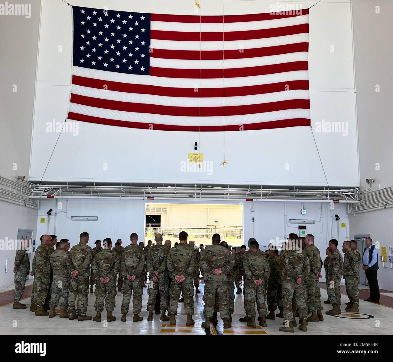 I membri della Guardia Nazionale aerea si cercheranno di parlare con il generale dell'esercito Daniel Hokanson, capo dell'Ufficio della Guardia Nazionale, durante la sua visita con i Guardsmen di stanza alla base dell'aeronautica Andersen, Yigo, Guam, 10 marzo 2022. La sosta faceva parte di un itinerario del Pacifico che ha visto anche la visita generale più anziana della Guardia Nazionale ai Guardsmen delle Hawaii e incontrare i leader senior al comando combattente. Foto Stock