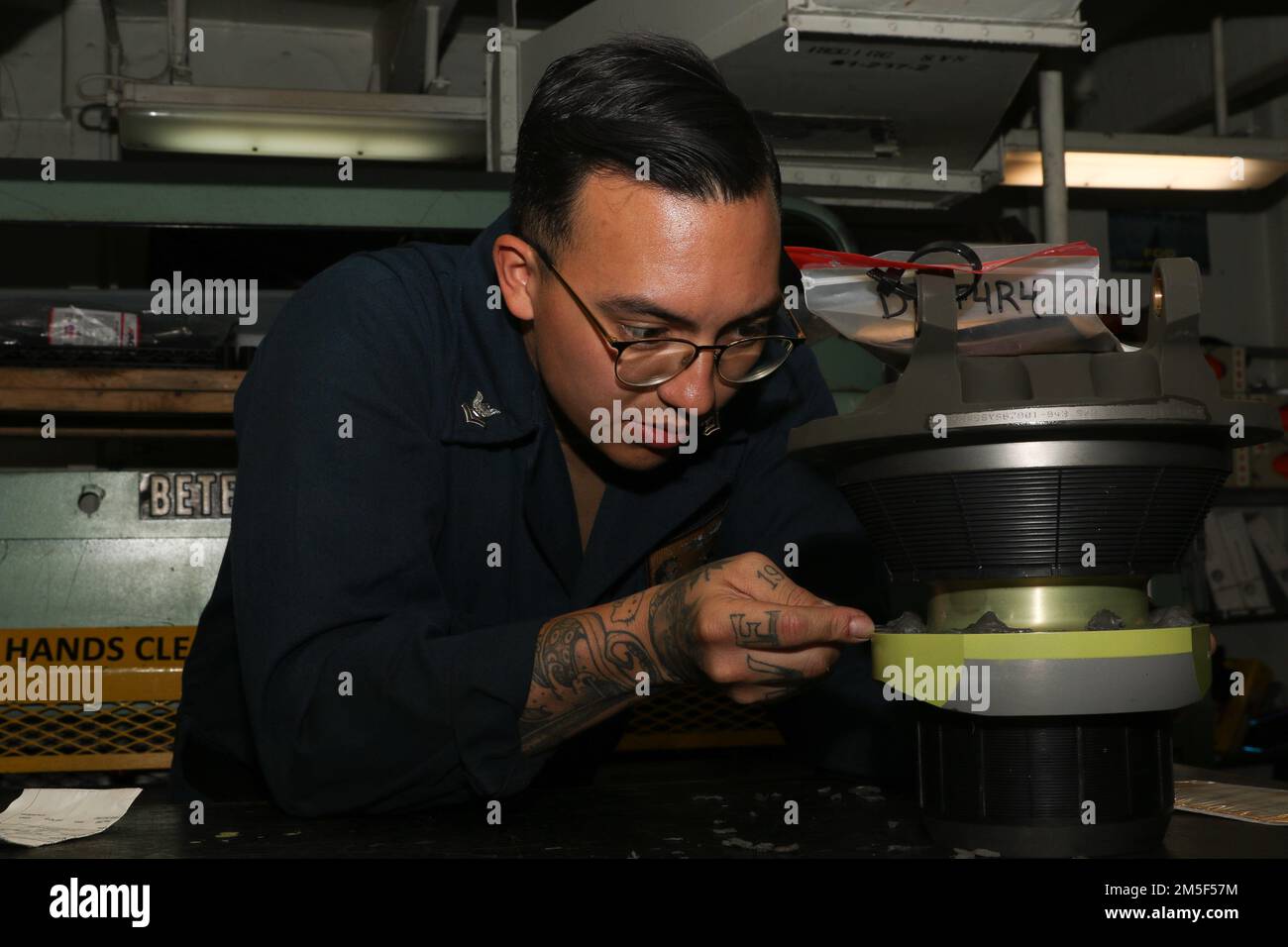 PHILIPPINE SEA (11 marzo 2022) Aviation Structural Mechanic 2nd Class Aaron Leysan, di Los Angeles, effettua la manutenzione su un supporto elastico a bordo della portaerei di classe Nimitz USS Abraham Lincoln (CVN 72). Abraham Lincoln Strike Group è in fase di implementazione pianificata nell'area delle operazioni della flotta 7th degli Stati Uniti per migliorare l'interoperabilità attraverso alleanze e partnership e al tempo stesso fungere da forza di risposta pronta a sostegno di una regione indomPacifico libera e aperta. Foto Stock