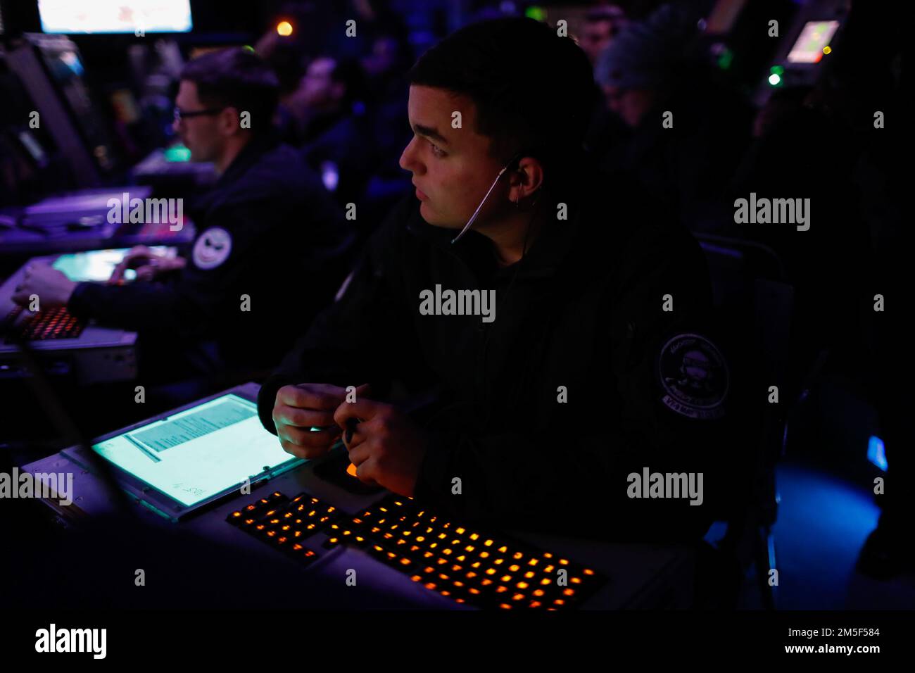 PHILIPPINE SEA (10 marzo 2022) Air Traffic Controller 2nd Class Christian Reinoehl, di Philadelphia, sovrintende al traffico aereo a bordo della portaerei di classe Nimitz USS Abraham Lincoln (CVN 72). Abraham Lincoln Strike Group è in fase di implementazione pianificata nell'area delle operazioni della flotta 7th degli Stati Uniti per migliorare l'interoperabilità attraverso alleanze e partnership e al tempo stesso fungere da forza di risposta pronta a sostegno di una regione indomPacifico libera e aperta. Foto Stock