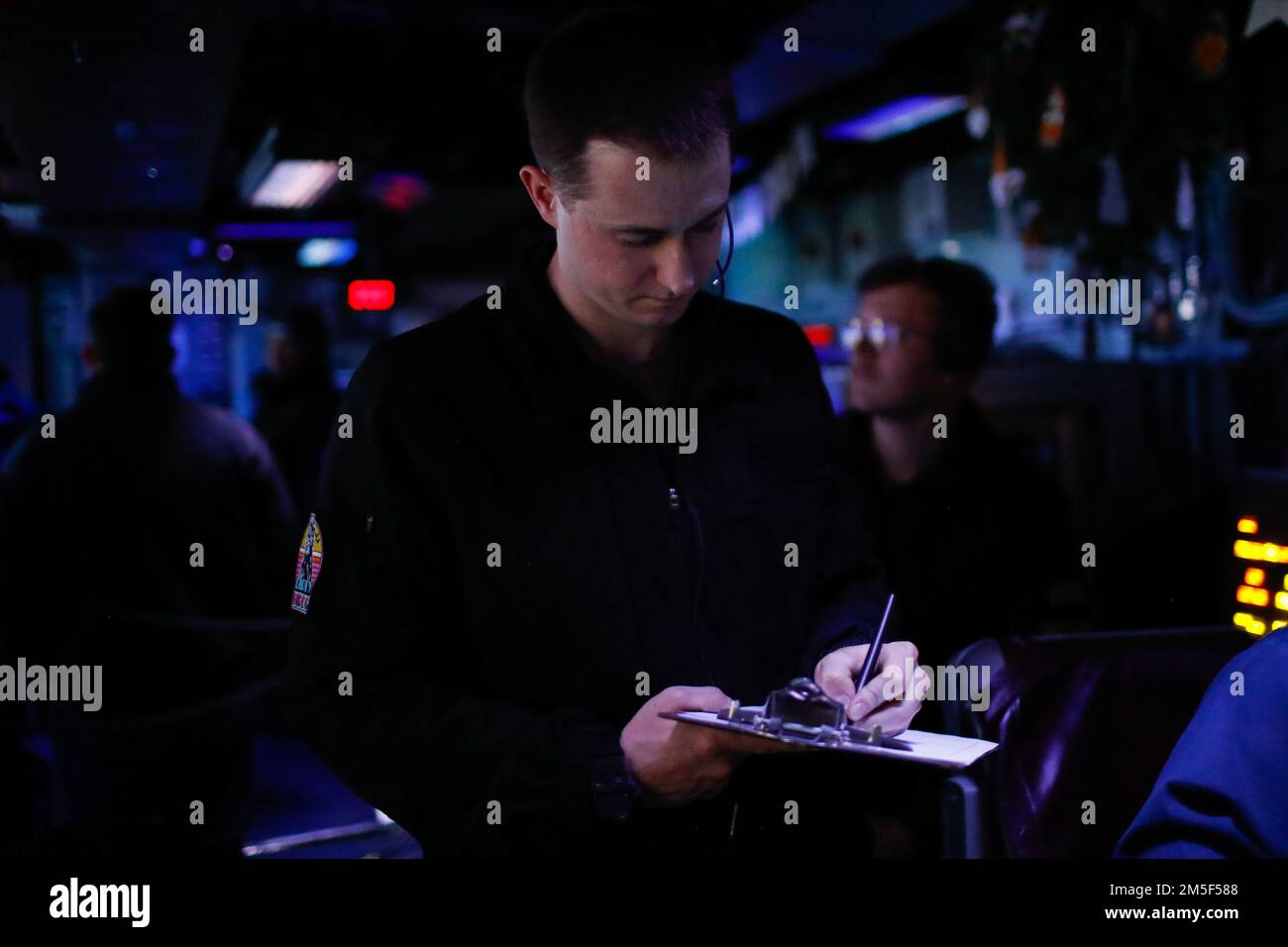 PHILIPPINE SEA (10 marzo 2022) Air Traffic Controller 2nd Class Devin Greer, di Littleton, Colom., supervisiona il traffico aereo a bordo della portaerei di classe Nimitz USS Abraham Lincoln (CVN 72). Abraham Lincoln Strike Group è in fase di implementazione pianificata nell'area delle operazioni della flotta 7th degli Stati Uniti per migliorare l'interoperabilità attraverso alleanze e partnership e al tempo stesso fungere da forza di risposta pronta a sostegno di una regione indomPacifico libera e aperta. Foto Stock