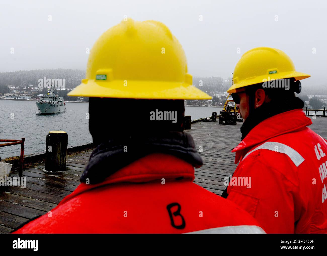 STATI UNITI I guardiani della costa aspettano che la nave di difesa costiera canadese di classe Kingston Her Majesty's Canadian Ship Brandon arrivi negli Stati Uniti Coast Guard Station Juneau, Alaska, 10 marzo 2022, durante l'esercizio ARCTIC EDGE 2022 (AE22). AE22 è un esercizio difensivo per gli Stati Uniti Northern Command e forze armate canadesi per dimostrare ed esercitare la nostra capacità di dispiegarsi e operare rapidamente nell'Artico. Foto Stock