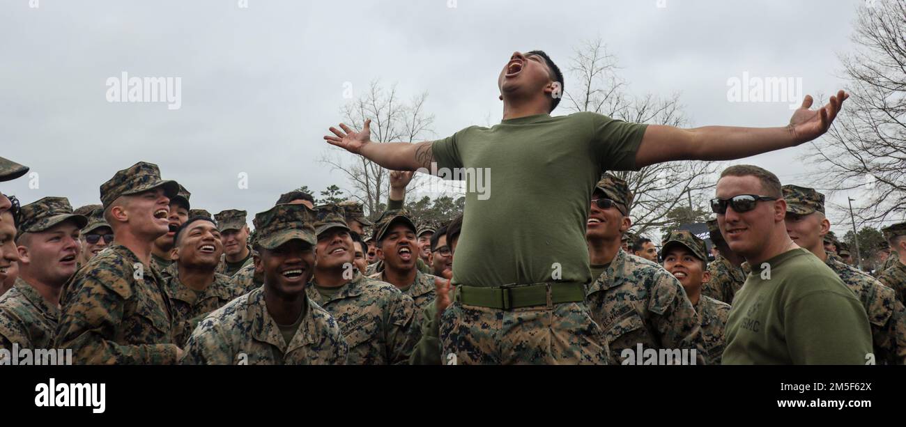 STATI UNITI Marines con la 2D Divisione Marina festeggia alla Marine Corps Engineering School il campo di San Patrizio si riunisce a Camp Lejeune, North Carolina, 10 marzo 2022. La riunione annuale sul campo invita gli ingegneri di varie unità a riunirsi e a competere in una serie di sfide correlate agli ingegneri. Foto Stock