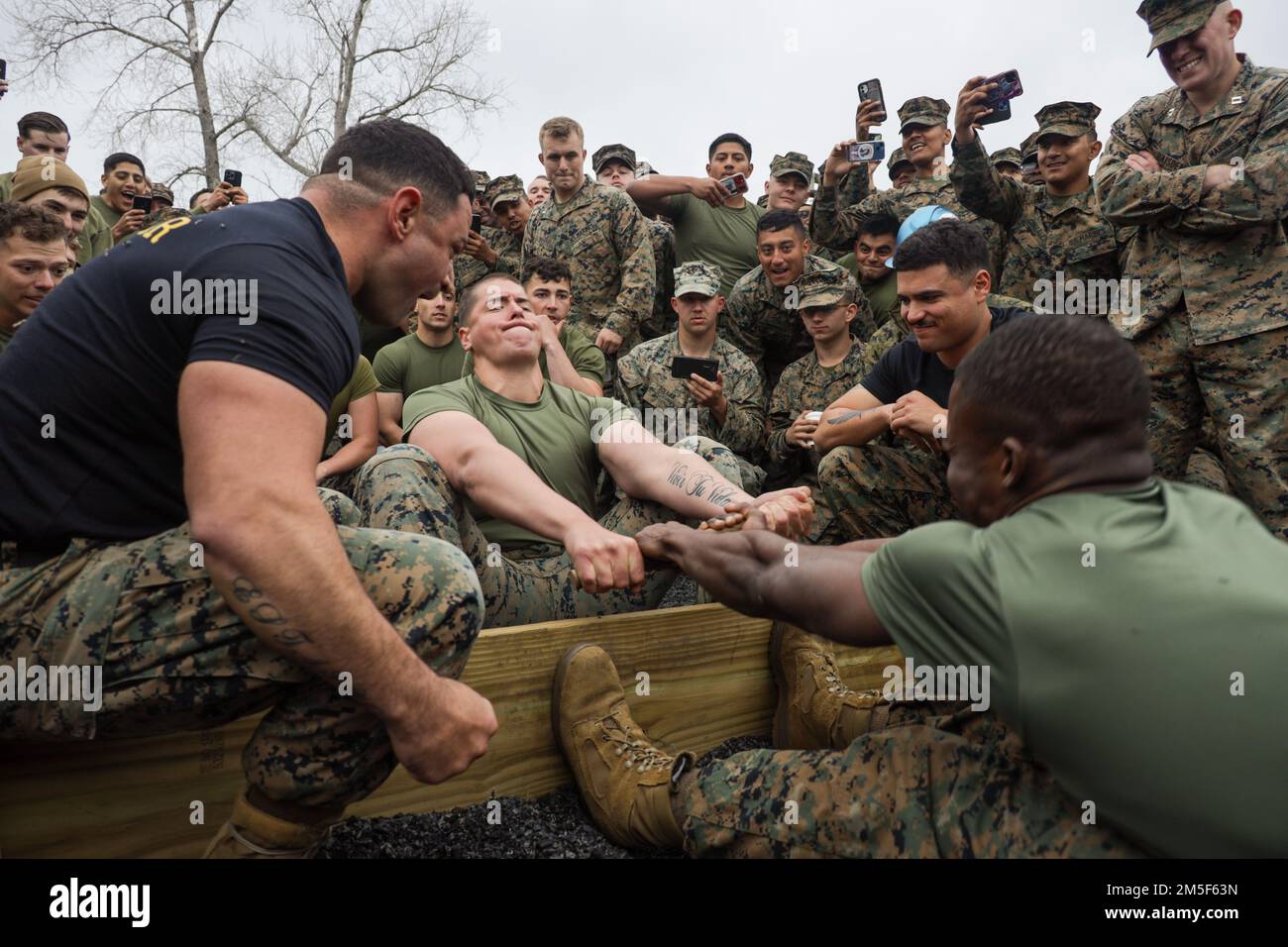 STATI UNITI Marines con la 2D Divisione Marina competere durante la Marine Corps Engineering School Saint Patrick's Day Field incontro a Camp Lejeune, North Carolina, 10 marzo 2022. La riunione annuale sul campo invita gli ingegneri di varie unità a riunirsi e a competere in una serie di sfide correlate agli ingegneri. Foto Stock