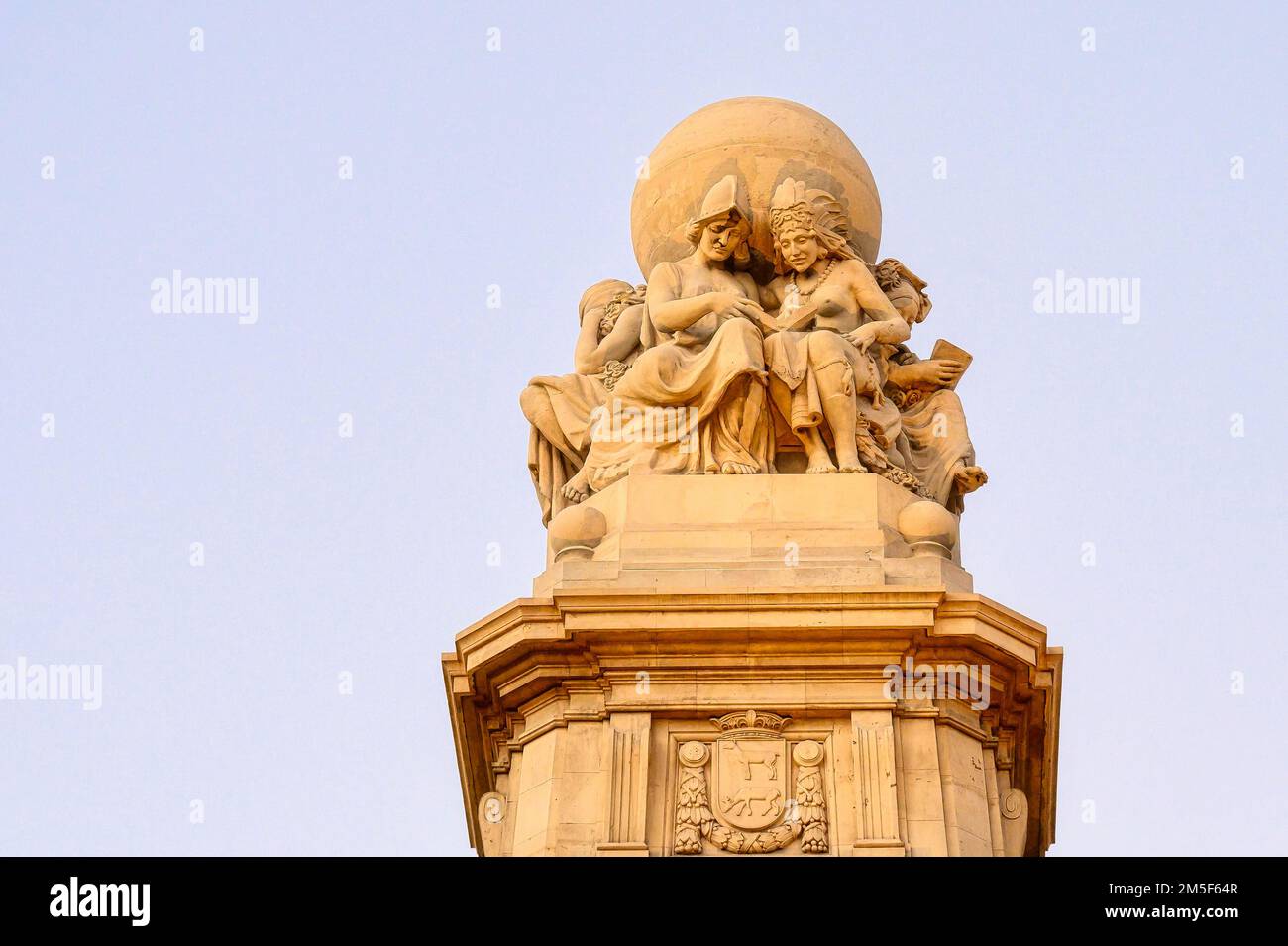 Monumento a Miguel de Cervantes Saavedra. Scultura in pietra sopra la famosa scultura. Foto Stock