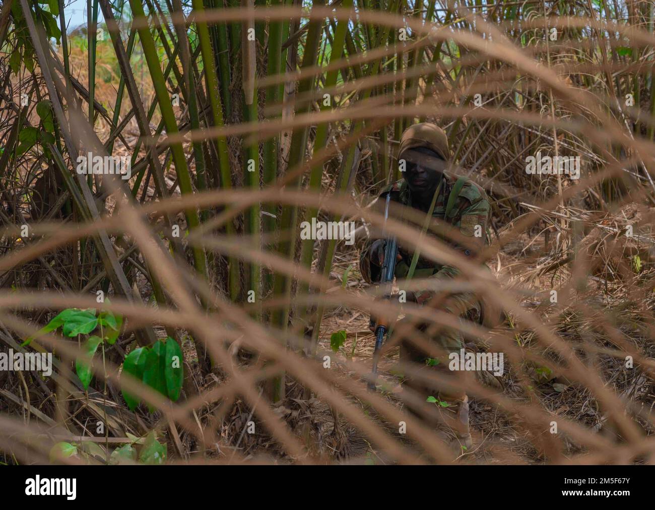 Un soldato del 1st° Battaglione Commando Parachute copre il suo settore di fuoco durante uno scenario di Joint Combined Exchange Training (JCET) a Ouassa, Benin, 11 marzo 2022. Il nostro impegno è un piccolo contributo per aiutare i nostri partner a salvaguardare le loro persone e a combattere la minaccia globale dell'estremismo violento. Foto Stock