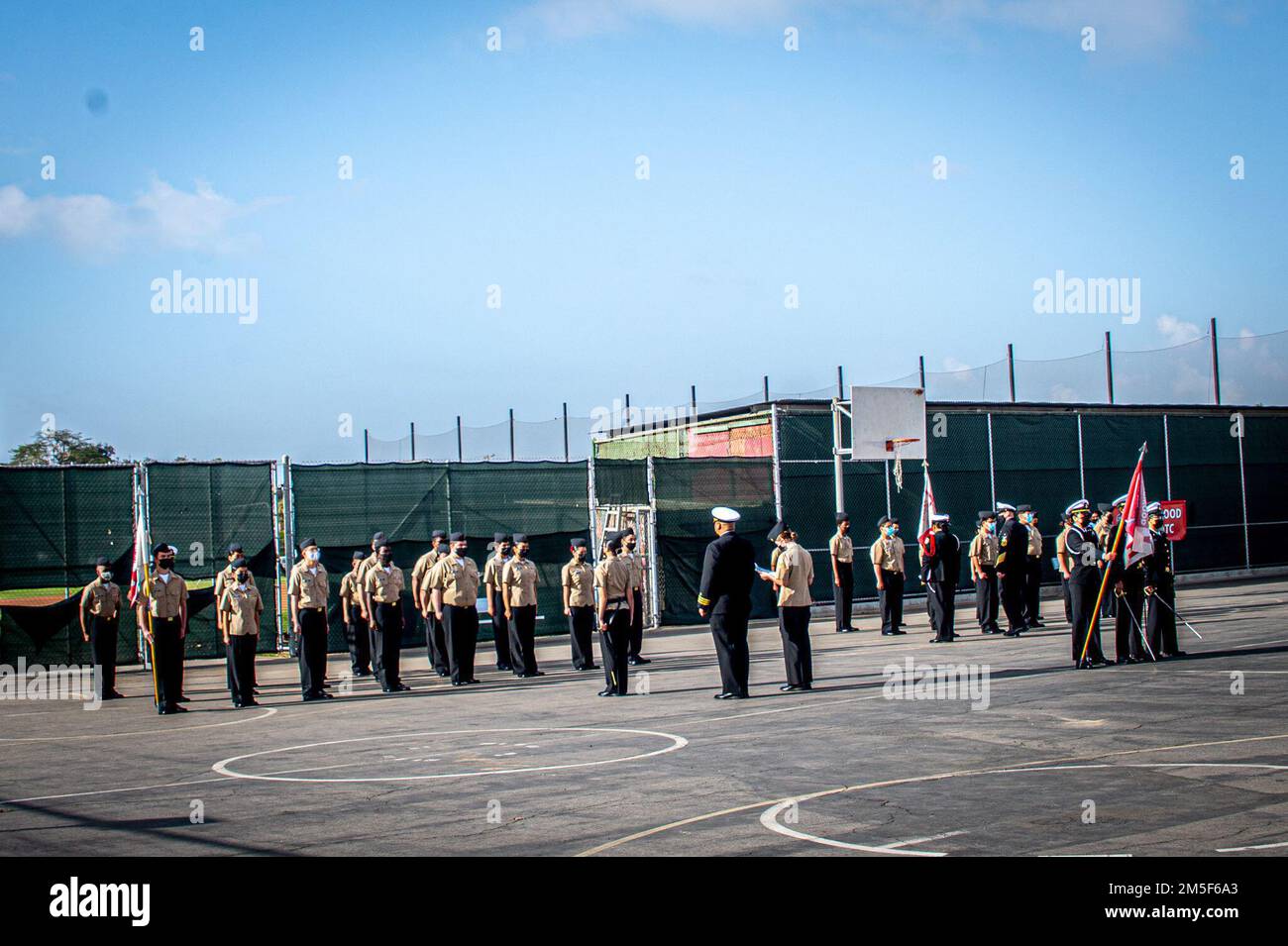 220310-N-NT795-627 LAKEWOOD, CALIFORNIA (10 marzo 2022) i marinai assegnati al Maritime Expeditionary Security Squadron (MSRON) 11 ispezionano i cadetti dal Lakewood High School Navy JROTC durante una cerimonia di ispezione militare tenutasi presso il campus di Lakewood. Il MEF è una funzionalità fondamentale della Marina militare che fornisce sicurezza portuale e portuale, sicurezza delle risorse di alto valore e sicurezza marittima nelle vie navigabili costiere e interne. Foto Stock
