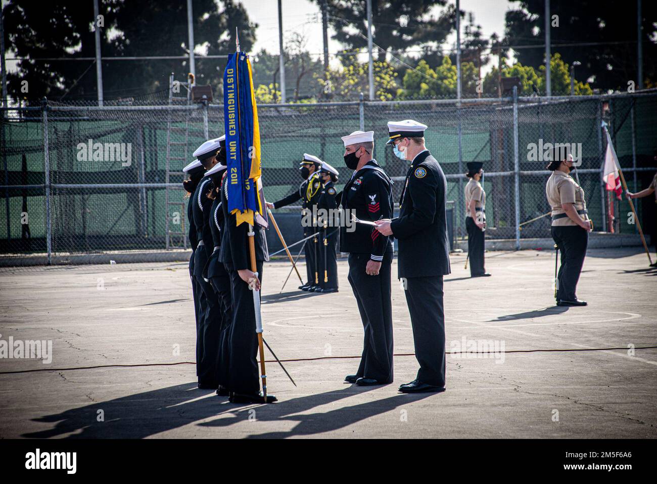 220310-N-NT795-705 LAKEWOOD, CALIFORNIA (10 marzo 2022) Information System Technician 1st Class Jeremiah Sutton, Assigned Maritime Expeditionary Security Squadron (MSRON) 11, ispeziona i cadetti della Lakewood High School Navy Junior ROTC durante una cerimonia di ispezione militare tenutasi presso il campus di Lakewood. Il MEF è una funzionalità fondamentale della Marina militare che fornisce sicurezza portuale e portuale, sicurezza delle risorse di alto valore e sicurezza marittima nelle vie navigabili costiere e interne. Foto Stock
