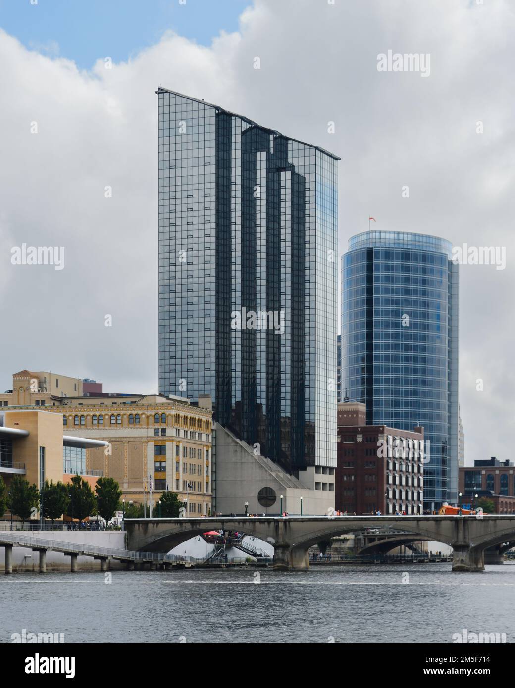Vista del centro di Grand Rapids dall'altra parte del fiume Grand Foto Stock