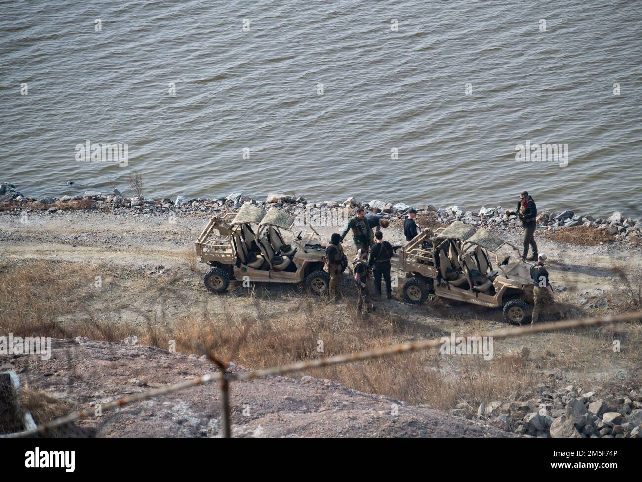Uomini di volo che simulano una squadra di attacco di forza avversaria assegnata al rally 8th Fighter Wing prima dell'infiltrazione di base durante una prova della capacità degli Squadroni delle forze di sicurezza 8th di rispondere rapidamente e contrastare le minacce di base alla base aerea di Kunsan, Repubblica di Corea, 10 marzo 2022. La principale priorità dei difensori durante un’incursione di base è neutralizzare gli attaccanti simulati, estricare e trattare le vittime simulate, cercando al contempo ulteriori minacce sulla scena. Foto Stock