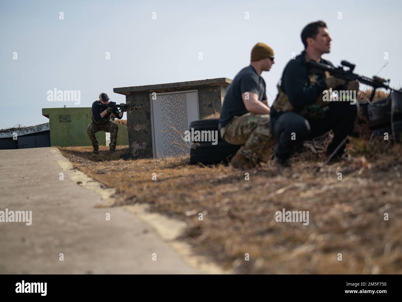 I militari che agiscono come team di sciopero della forza avversaria si preparano ad agguantare i difensori dello Squadron delle forze di sicurezza 8th per mettere alla prova la loro capacità di rispondere rapidamente e contrastare le minacce di base alla base aerea di Kunsan, Repubblica di Corea, 10 marzo 2022. Lo Squadron delle forze di sicurezza 8th è incaricato di "difendere la base" e una formazione costante ad alta pressione è fondamentale per mantenere una maggiore prontezza e garantire la sicurezza della base. Foto Stock