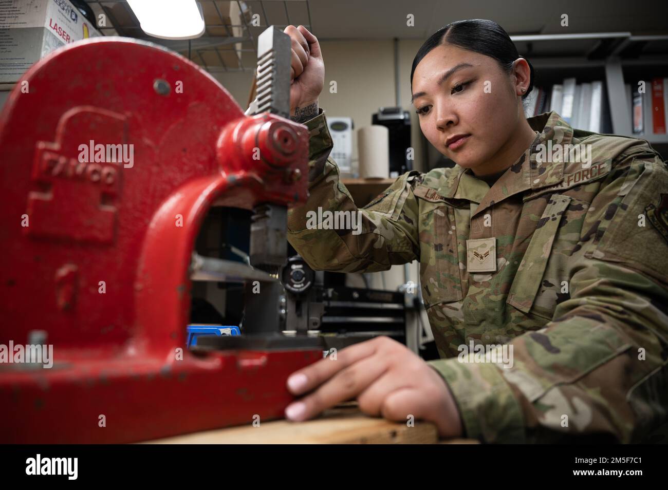 STATI UNITI Air Force Airman 1st Class Pearl Laguana, un apprendista di bottega Squadron di ingegneria civile del 354th, costruisce il nucleo di una porta su Eielson Air Force base, Alaska, 11 marzo 2022. Specialisti strutturali costruiscono e riparano qualsiasi edificio e altre strutture dalla fondazione in su. Questi esperti altamente addestrati usano i loro insiemi variati di abilità e materiali specializzati, attrezzi ed apparecchiatura per costruire qualche cosa dai ripari improvvisati di soccorso di emergenza di disastro agli armadietti. Foto Stock