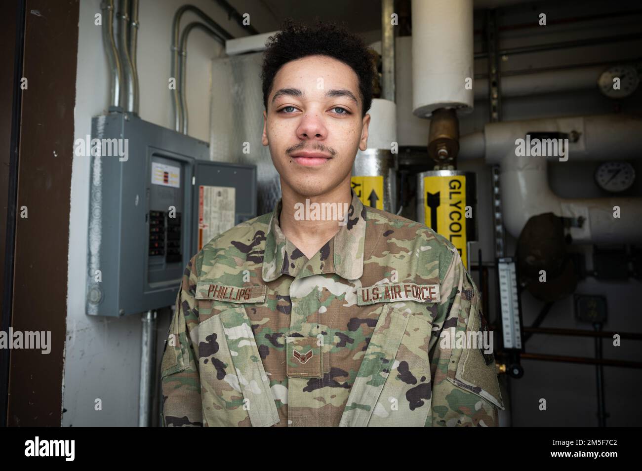 STATI UNITI Air Force Airman 1st Class Emari Phillips, un apprendista di Ingegneria civile del 354th per il riscaldamento, la ventilazione, l'aria condizionata e la refrigerazione (HVAC/R), posa per una foto su Eielson Air Force base, Alaska, 11 marzo 2022. Gli specialisti HVAC/R sono responsabili dell'installazione, della manutenzione e della riparazione dei diversi sistemi HVAC/R necessari per completare le operazioni in una varietà di climi in tutto il mondo. Foto Stock