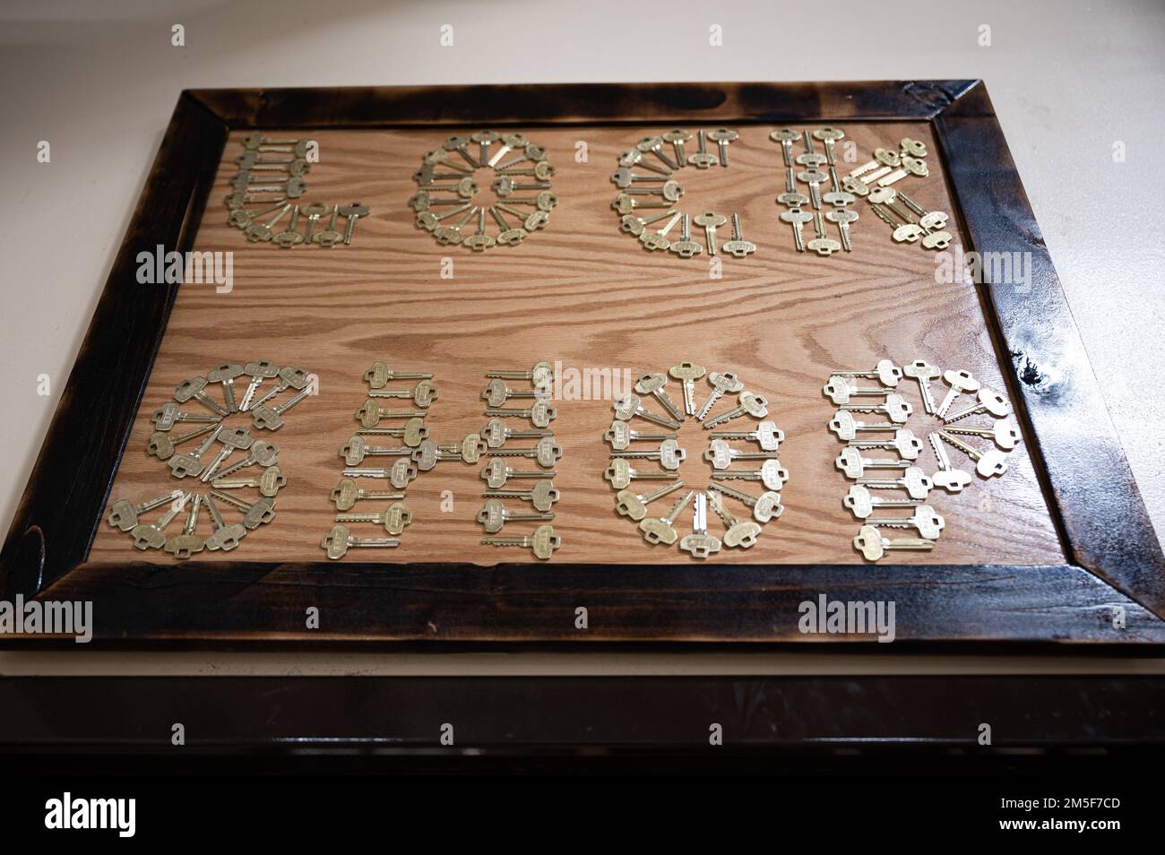 Un cartello con la scritta "lock shop" composto da chiavi è esposto sulla base dell'aeronautica militare di Eielson, Alaska, 11 marzo 2022. Specialisti strutturali costruiscono e riparano qualsiasi edificio e altre strutture dalla fondazione in su. Questi esperti altamente addestrati usano i loro insiemi variati di abilità e materiali specializzati, attrezzi ed apparecchiatura per costruire qualche cosa dai ripari improvvisati di soccorso di emergenza di disastro agli armadietti. Foto Stock