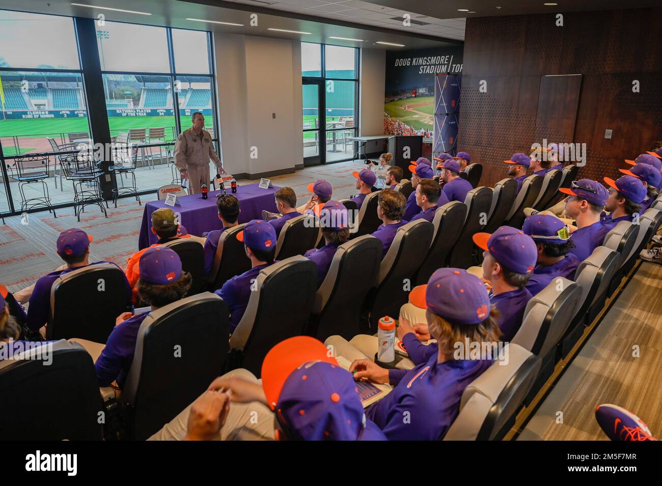 STATI UNITI Greg Guillot, comandante dell'aeronautica militare Ninth (Air Forces Central), parla con la squadra di baseball della Clemson University in South Carolina, 10 marzo 2022. Guillot ha parlato del valore del lavoro di squadra e dei valori paralleli condivisi tra gli Stati Uniti Air Force e le Clemson Tigers. Foto Stock