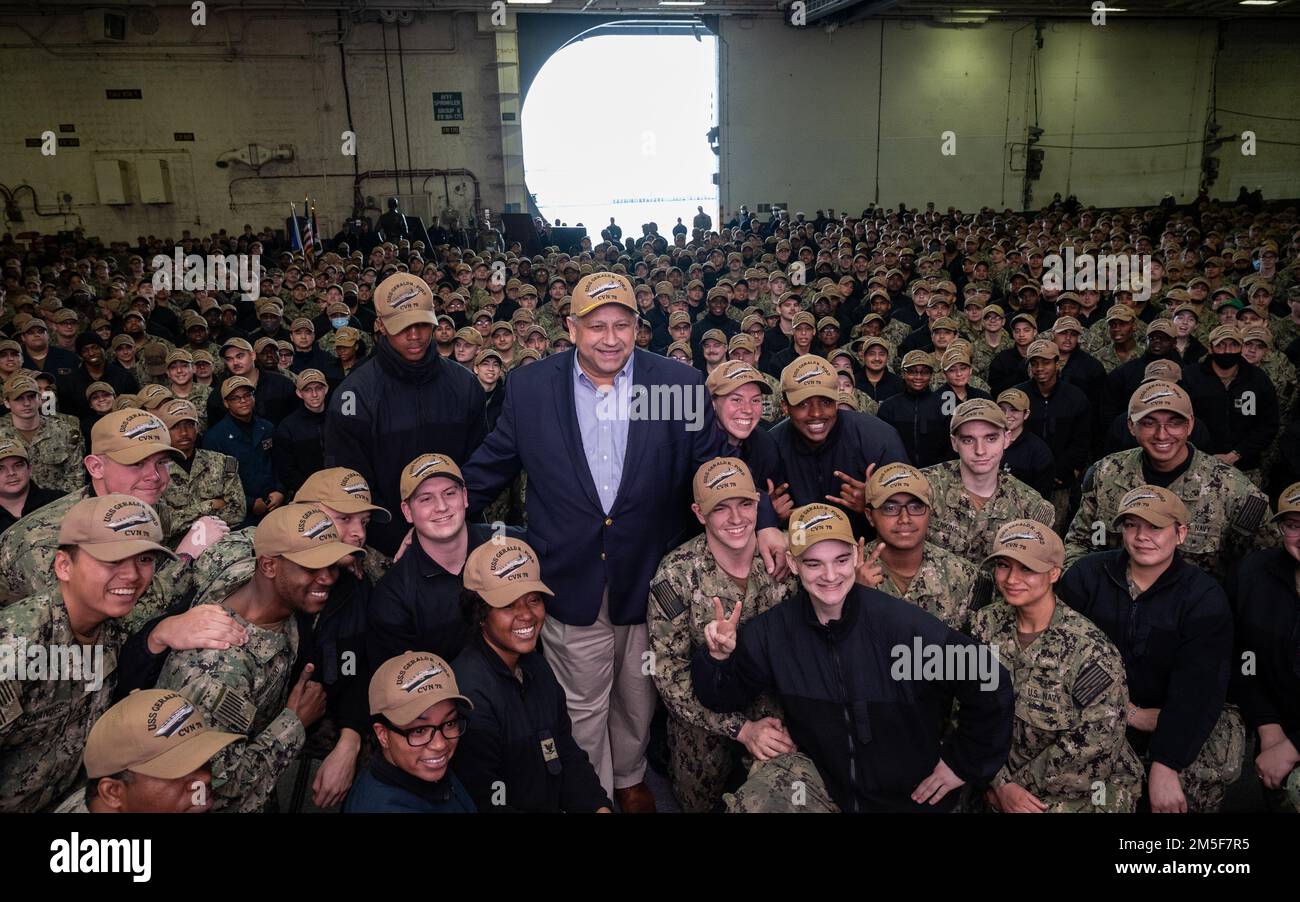NORFOLK, Virginia (10 marzo 2022) — Il Segretario della Marina Carlos del Toro pone con l'equipaggio della portaerei di classe Ford USS Gerald R. Ford (CVN 78), USS Gettysburg (CG 64), USS Vella Gulf (CG 72), USS McFaul (DDG 74) e USS Bulkeley (DDG 84), durante una visita navale del 10 marzo 2022. Il Segretario del Toro è a Norfolk per la celebrazione del 100th delle portaerei della Marina e per condurre una tavola rotonda con una dirigenza femminile di alto livello durante il mese della Storia delle Donne. Foto Stock