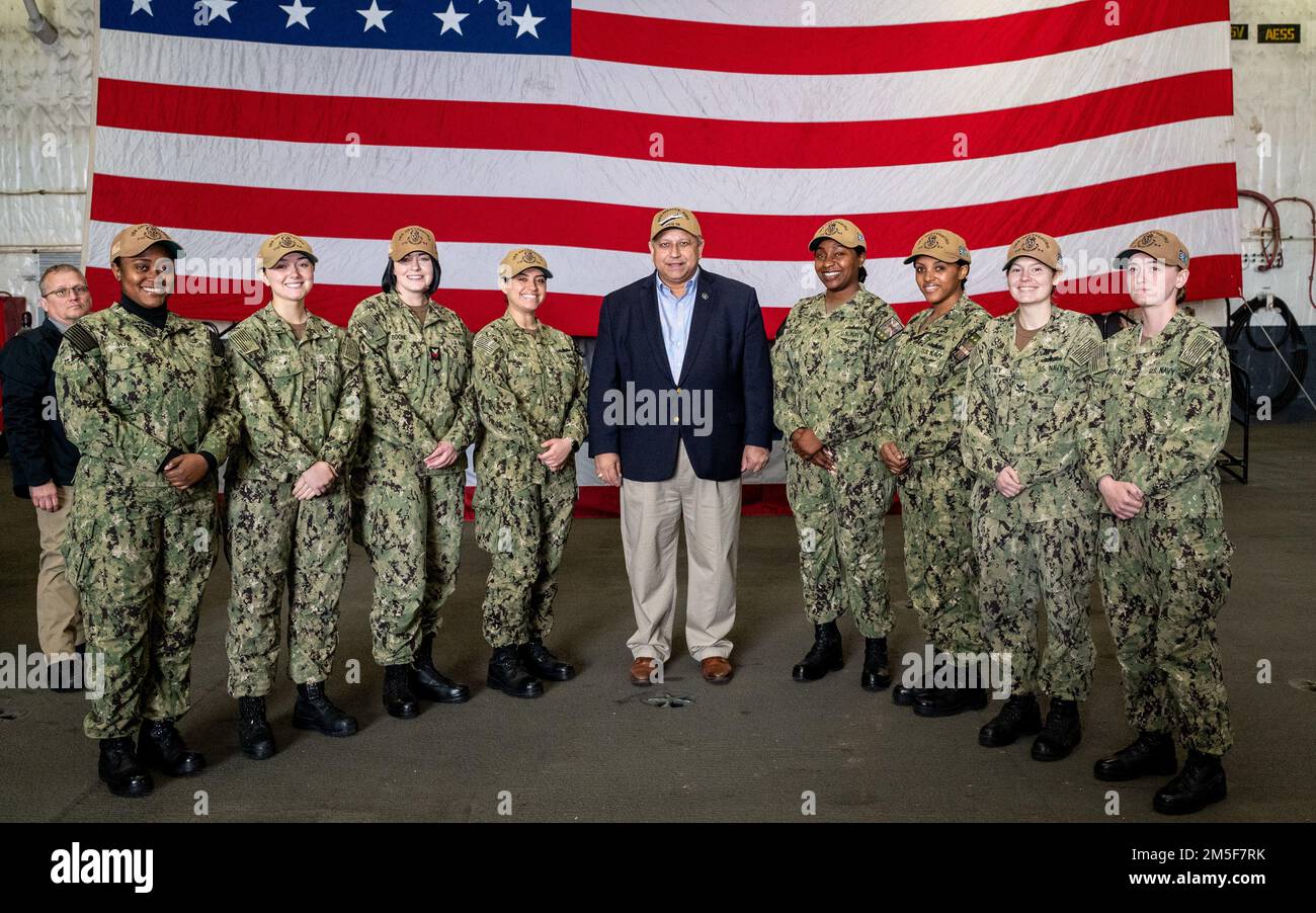 NORFOLK, Virginia (10 marzo 2022) — il Segretario della Marina Carlos del Toro si pone con i marinai assegnati all'incrociatore missilistico guidato di classe Ticonderoga USS Gettysburg (CG 64) a seguito di una chiamata a tutte le mani a bordo della USS Gerald R. Ford (CVN 78) 10 marzo 2022. Il Segretario del Toro è a Norfolk per la celebrazione del 100th delle portaerei della Marina e per condurre una tavola rotonda con una dirigenza femminile di alto livello durante il mese della Storia delle Donne. Foto Stock