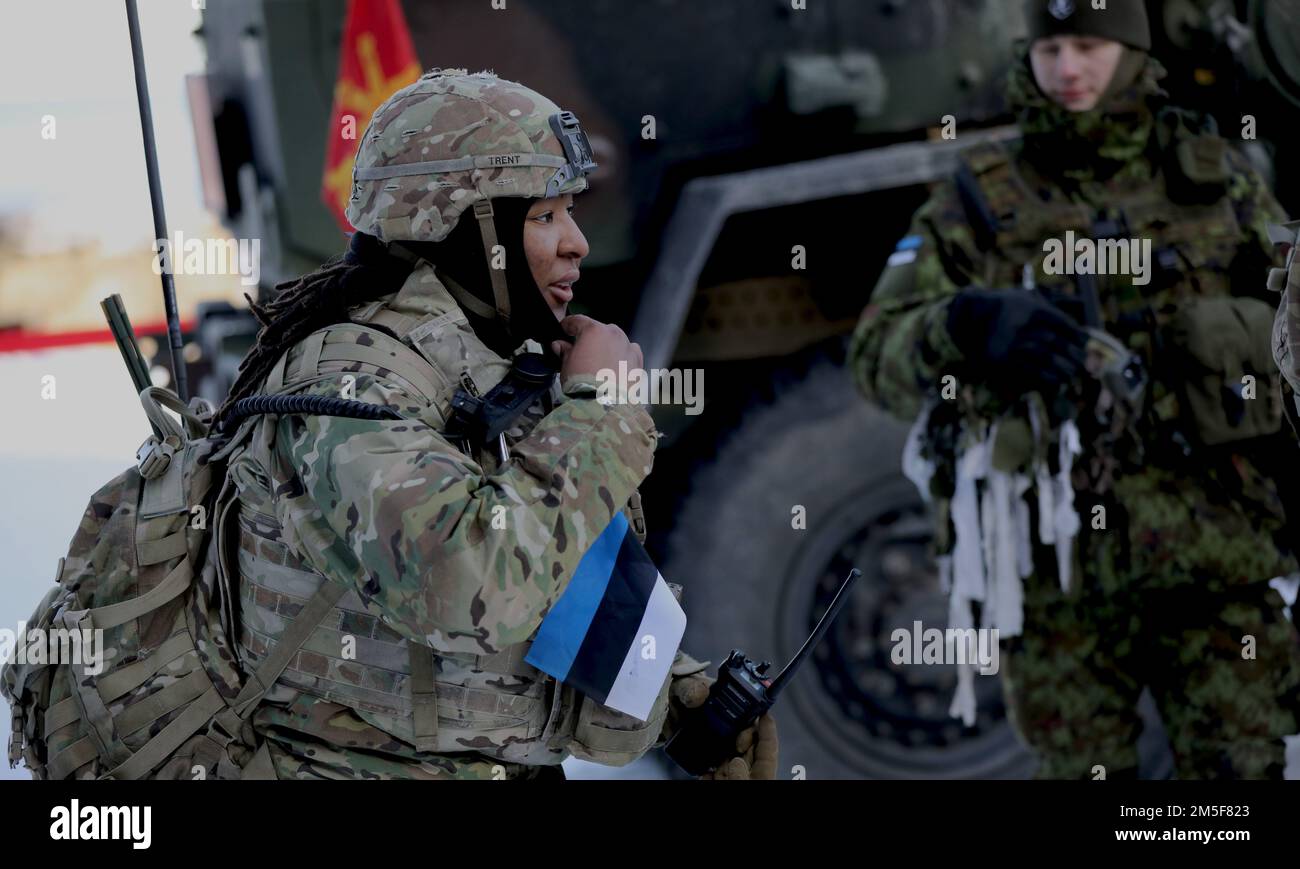 Tiana Trent, un comandante di vendicatore con il battaglione 5th, 4th Air Defense Artillery Regiment (5/4 ADAR) del 10th Army Air Missile Defense Command (10th AAMDC) reitera il piano del giorno per il fuoco vivo M-SHORAD Stryker, il 10 marzo 2021, vicino a Rutja, Estonia. Tutti e quattro gli Strykers hanno partecipato all'esercizio che consisteva nel localizzare un drone a circa due km di distanza e nel impegnare il bersaglio. Foto Stock