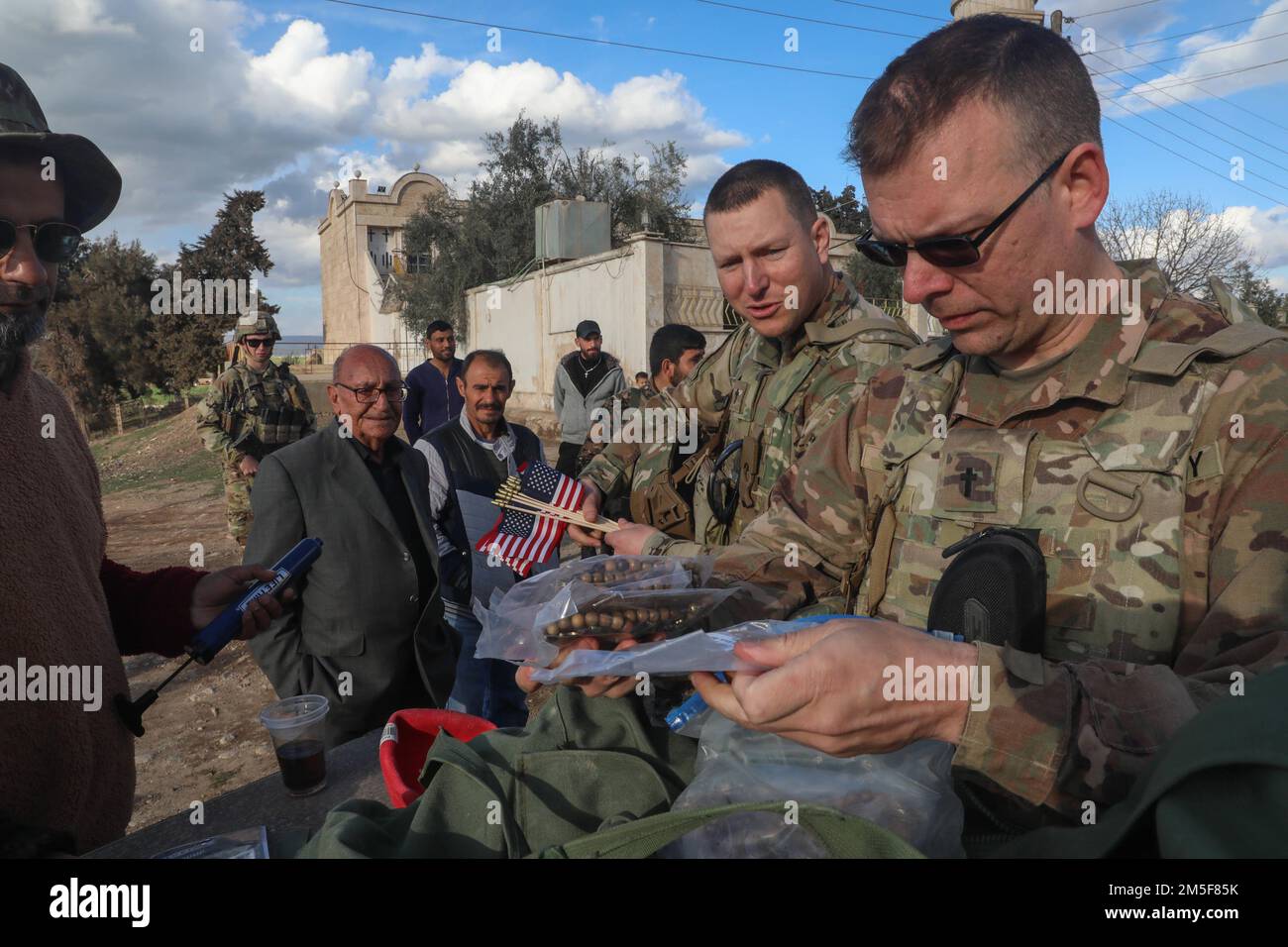 STATI UNITI I cappellani dell'esercito assegnati a 1st Brigata, 4th Divisione di Fanteria, visitano i sacerdoti in una chiesa ortodossa nella Siria nordorientale il 10 marzo 2022. Combined Joint Task Force - l'operazione inerente Resolve continua a consigliare, assistere e consentire alle forze partner nelle aree designate della Siria di stabilire le condizioni per la sicurezza a lungo termine. Foto Stock