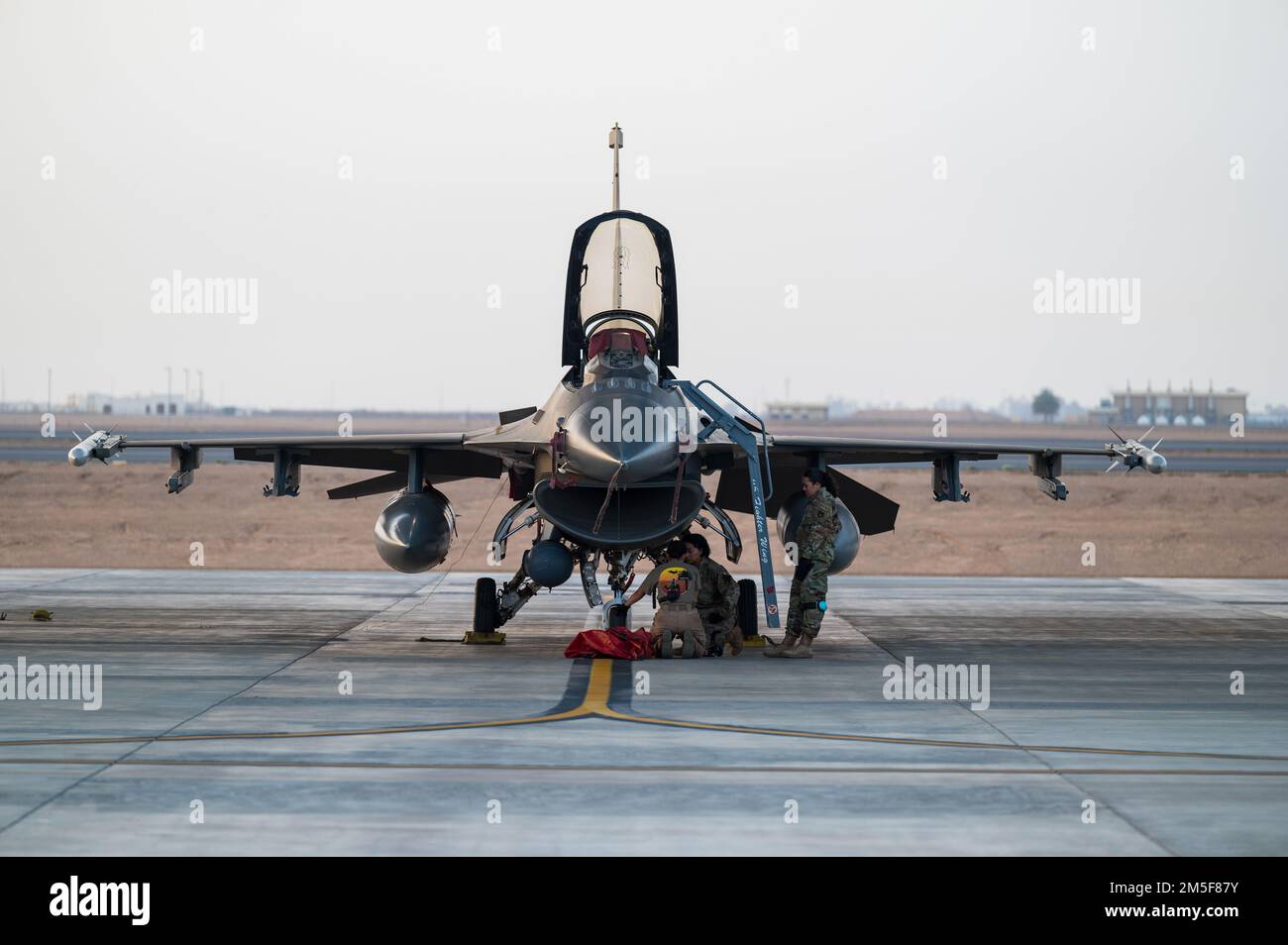 NEGLI STATI UNITI Air Force F-16 Fighting Falcon assegnato al 120th Expeditionary Fighter Squadron siede sulla linea di volo alla base aerea King Faisal, Arabia Saudita, a sostegno dell'operazione Agile Spartan II 10 marzo 2022. OAS II è focalizzata sul test operativo e sulla valutazione delle competenze Agile Combat Employment sviluppate da Ninth Air Force (Air Forces Central), Individual Air Expeditionary Wings, servizi gemelli e le nostre nazioni partner attraverso molteplici eventi teatrali. Foto Stock