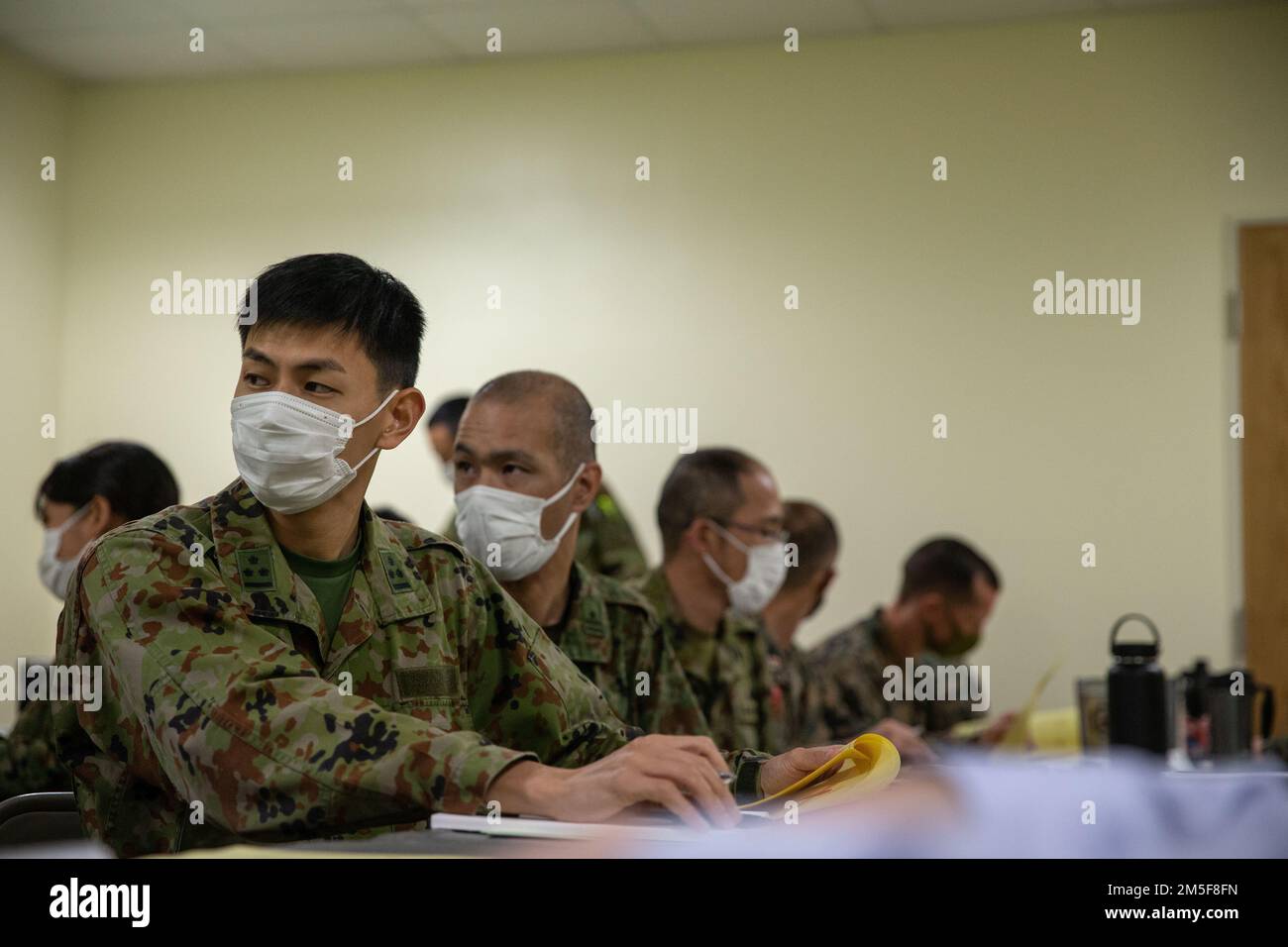 Giappone Ground Self Defense Force rappresentanti di 15th Brigade partecipare a colloqui con il personale da 3D Marine Division a Camp Courtney, Okinawa, Giappone, 10 marzo 2022. I colloqui del personale sono stati condotti per sincronizzare gli sforzi di pianificazione bilaterale per i prossimi eventi formativi. Gli Stati Uniti Marine Corps e JGSDF sono impegnate a rafforzare le partnership militare-militare, a formare regolarmente insieme per migliorare le capacità e garantire che entrambi siano pronti a sostenere la difesa del Giappone e l'obiettivo reciproco di una regione indopacifica stabile e sicura. Foto Stock