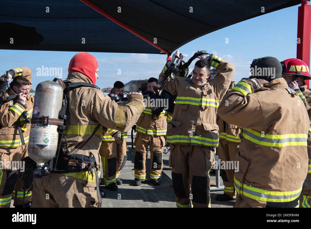 220310-N-MG537-1020 STAZIONE NAVALE ROTA, Spagna (10 marzo 2022) i Vigili del fuoco della Guardia Nazionale aerea attaccati al 442nd Fighter Air Wing vestono in su per addestramento del fuoco con NAVSTA Rota Vigili del fuoco presso il campo di addestramento del fuoco sulla Stazione navale Rota, Spagna, 10 marzo 2022. La Stazione Navale Rota sostiene la flotta, abilita il combattente e sostiene la famiglia conducendo operazioni aeree, operazioni portuali, garantendo sicurezza e sicurezza, assicurando la qualità della vita e fornendo i servizi fondamentali di energia, acqua, carburante e tecnologia dell'informazione. Foto Stock