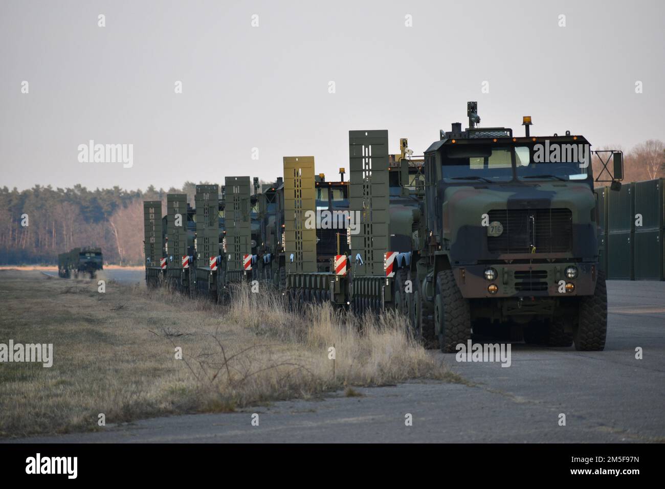 Diversi trattori Bobtail e rimorchi per attrezzature pesanti potenziati sono sulla pista del 10 marzo 2022 presso il magazzino dell'esercito di Zutendaal, Belgio. I soldati con la 96th Heavy Equipment Transportation Company, 49th Transportation Battalion, 13th Expeditionary Sostainment Command, da Fort Hood, Texas, hanno portato questa attrezzatura da Zutendaal in Germania, dove potevano ricevere attrezzature pesanti. Foto Stock