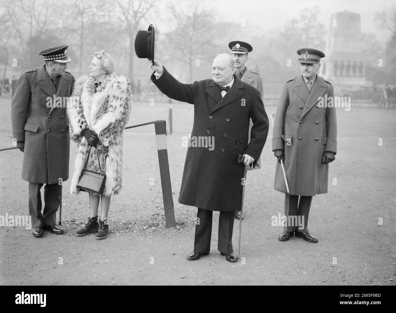 Winston Churchill alza il suo cappello in saluto durante un'ispezione del 1st° squadrone americano della Guardia domestica alla Horse Guards Parade di Londra, 9 gennaio 1941. Foto Stock