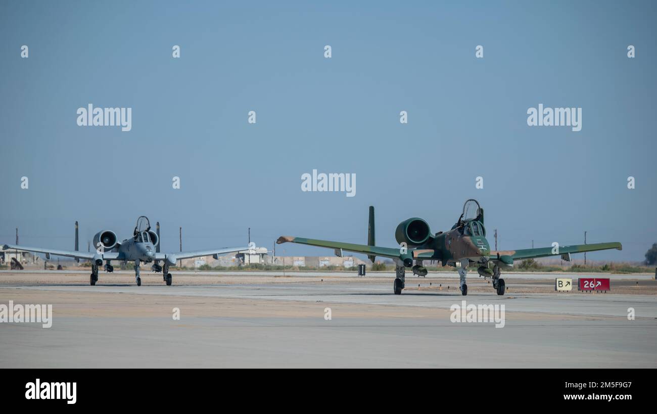 Due Stati Uniti Air Force A-10 Thunderbolt IIS taxi al Naval Air Facility El Centro, California, 10 marzo 2022. Il team dimostrativo A-10 viaggia in tutto il paese per diversi spettacoli aerei per mostrare le capacità dell'A-10 e dei suoi Airmen, nonché il loro contributo alla missione dell'aeronautica e alla sicurezza nazionale. Foto Stock