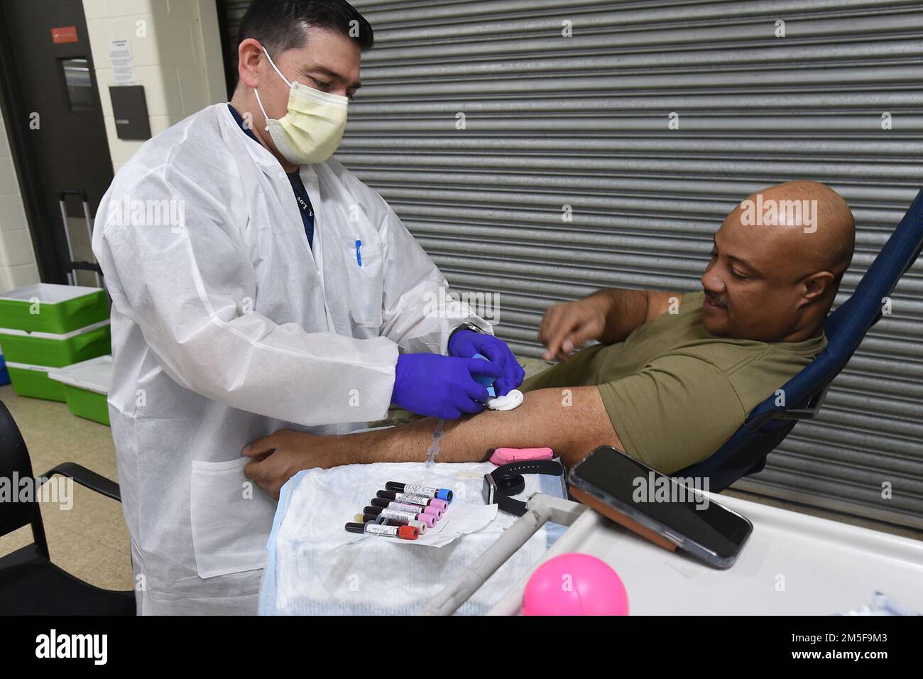 SGT.1st Classe Lonnie Cavitt, G3 Sergente operativo, 85th comando di supporto della Riserva dell'Armata, dona sangue durante un evento Armed Services Blood Program. L'unità di sangue è stata ospitata dall'USARSC 85th al col Paul G. Schulstad United States Army Reserve Center di Arlington Heights, Illinois, 28 marzo 2022. Foto Stock
