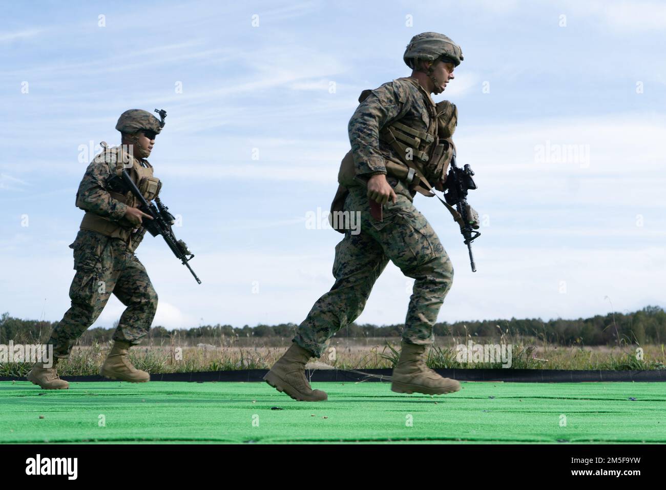 STATI UNITI Marines con 3D battaglione, 3D Marines, 3D Marine Division, conducono una distanza incendiata durante Resolute Dragon 22 presso Kamifurano manoving Area, Hokkaido, Giappone, 3 ottobre 2022. Resolute Dragon 22 è un esercizio bilaterale annuale progettato per rafforzare le capacità difensive dell'Alleanza USA-Giappone esercitando comandi e controlli integrati, bersagliando, unendo armi e manovrando in più domini. Foto Stock STATI UNITI Marines con 3D battaglione, 3D Marines, 3D Marine Division, conducono una distanza incendiata durante Resolute Dragon 22 presso Kamifurano manoving Area, Hokkaido, Giappone, 3 ottobre 2022. Resolute Dragon 22 è un esercizio bilaterale annuale progettato per rafforzare le capacità difensive dell'Alleanza USA-Giappone esercitando comandi e controlli integrati, bersagliando, unendo armi e manovrando in più domini. Foto Stock