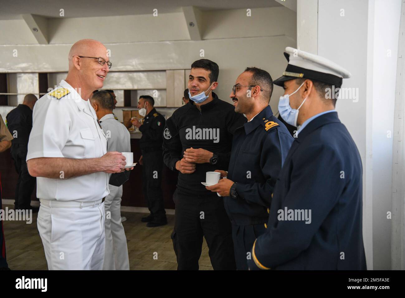 220311-N-DO281-1125 DAKAR, Senegal (11 marzo 2022) ADM posteriore Kevin Jones, direttore, direzione logistica, J-4, Stati Uniti Il comando Africa, di sinistra, parla con i membri della Marina Marocchina durante la cerimonia di apertura dell'esercizio Obangame Express presso la sede navale senegalese, a Dakar, Senegal, 11 marzo 2022. Obangame Express 2022, condotto dagli Stati Uniti Naval Forces Africa, è un esercizio marittimo in mare volto a migliorare la cooperazione tra le nazioni partecipanti al fine di aumentare la sicurezza e la sicurezza marittima nelle regioni costiere del Golfo di Guinea e dell'Africa occidentale. STATI UNITI Sesta flotta, con sede centrale Foto Stock