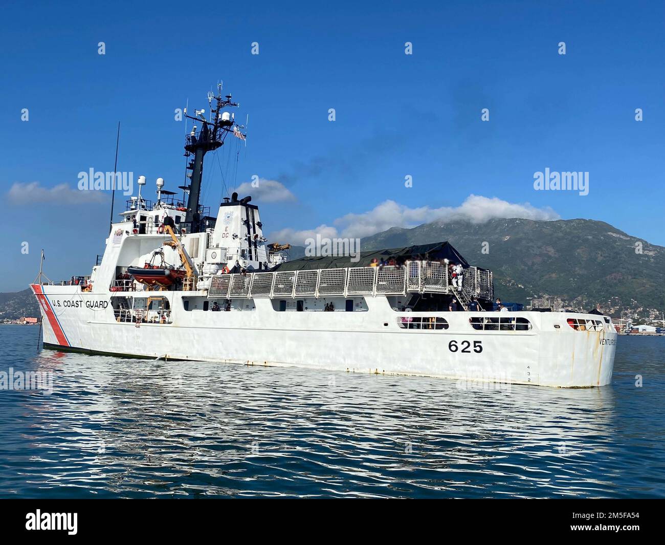 L’equipaggio della Guardia Costiera Cutter Venturous rimpatria 198 migranti haitiani alle autorità haitiane di Cap-Haitien, Haiti, marzo 11,2022. La Guardia Costiera, la protezione doganale e di frontiera degli Stati Uniti e le agenzie partner hanno salvato 356 haitiani dalla nave a circa 200 metri dall'Ocean Reef a Key Largo, Florida. (STATI UNITI Guardia costiera foto) Foto Stock