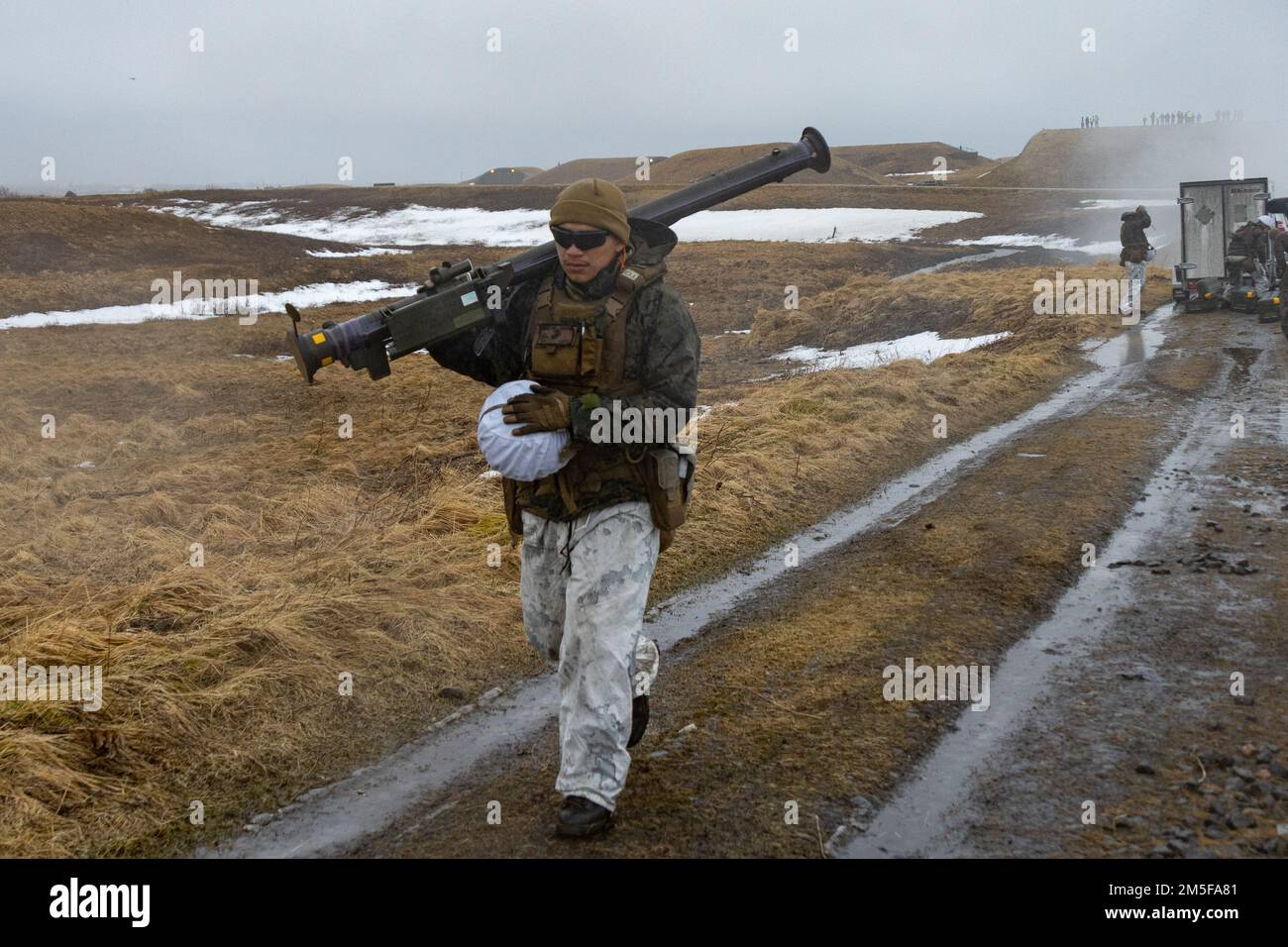 STATI UNITI Corpo marino CPL. Jose M. Loayes con 2D Marine Aircraft Wing, II Marine Expeditionary Force, trasporta un missile Stinger FIM-92 durante un missile Stinger serie di fuoco vivo FIM-92 in preparazione per l'esercizio Cold Response 2022, Andøya Air Station, Norvegia, 11 marzo 2022. Exercise Cold Response ’22 è un esercizio biennale che si svolge in tutta la Norvegia, con la partecipazione di ciascuno dei suoi servizi militari, nonché di altre 26 nazioni alleate e partner regionali della North Atlantic Treaty Organization. Foto Stock