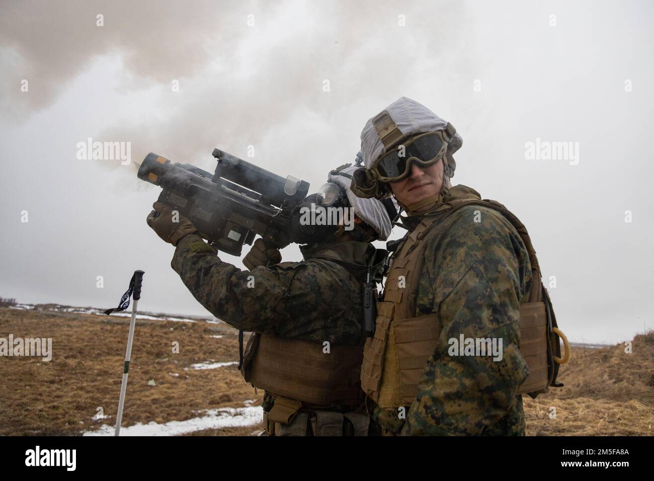 STATI UNITI Kevin A. Mejia, a sinistra, e il personale Sgt. John H. Graham con 2D Marine Aircraft Wing, II Marine Expeditionary Force, sparare un missile FIM-92 Stinger durante un campo di fuoco vivo in preparazione per l'esercizio Cold Response 2022, Andøya Air Station, Norvegia, 11 marzo 2022. Exercise Cold Response ’22 è un esercizio biennale che si svolge in tutta la Norvegia, con la partecipazione di ciascuno dei suoi servizi militari, nonché di altre 26 nazioni alleate e partner regionali della North Atlantic Treaty Organization. Foto Stock