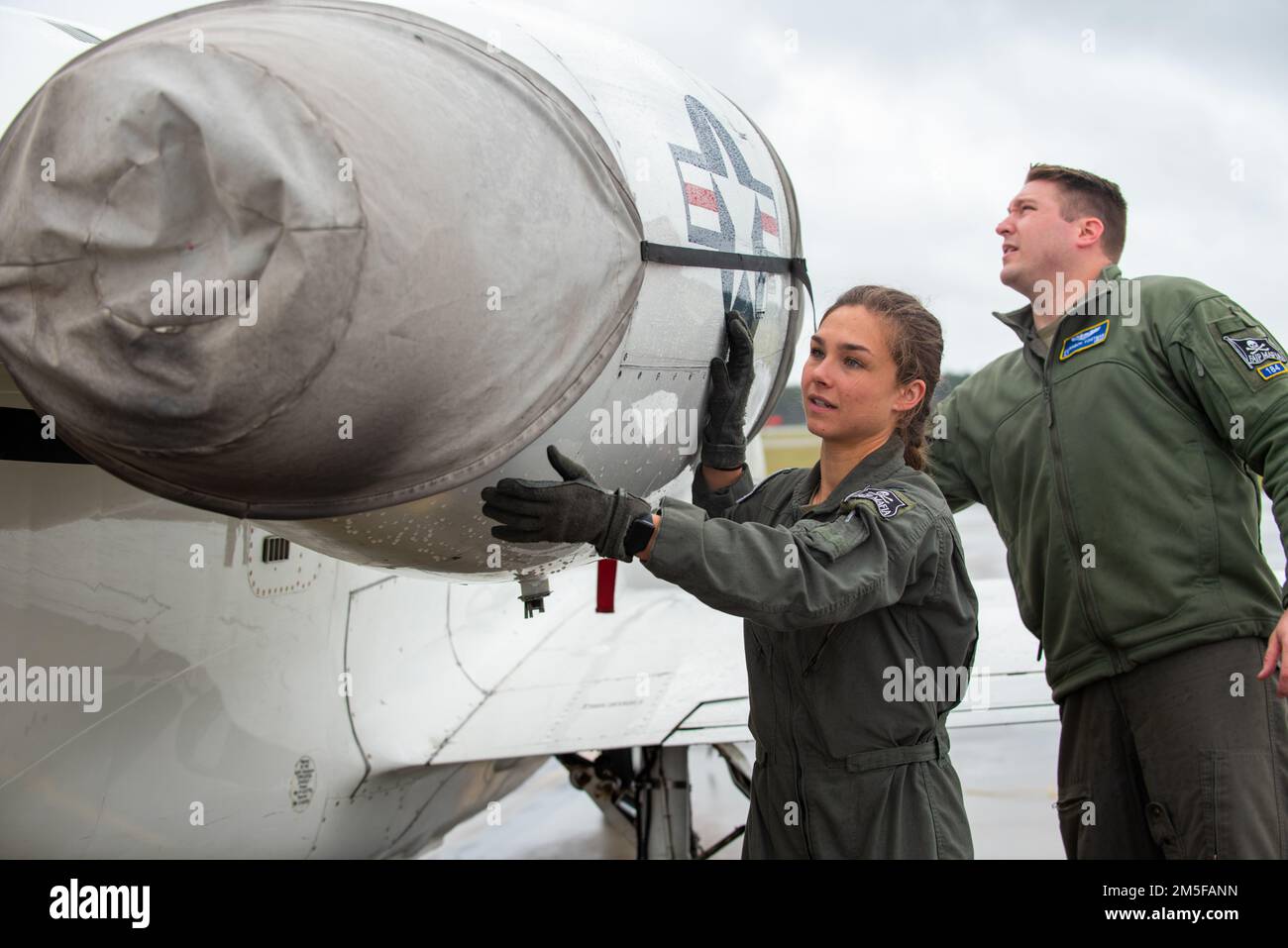 STATI UNITI Air Force 1st Lt. Jordan Routt, un pilota istruttore di Jayhawk 71st Flying Training Wing T-1, posiziona una copertura del motore dopo l'atterraggio alla Moody Air Force base, Georgia, 11 marzo 2022. Il T-1 Jayhawk è volato dalla Vance Air Force base, Oklahoma, a sostegno della Moody’s Women in Aviation Youth Open House. Foto Stock