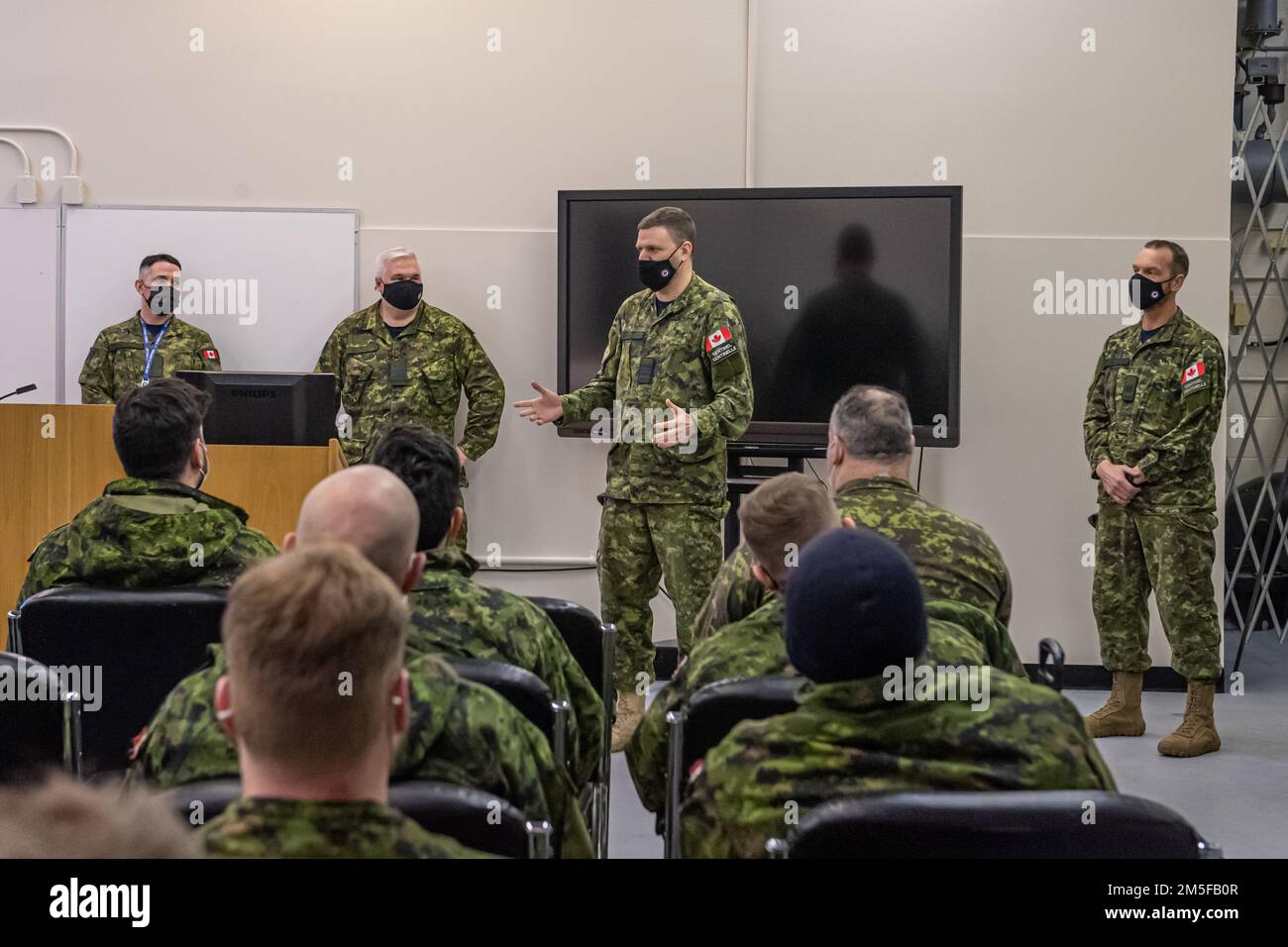 Comandante di ala tenente colonnello Guy Parisien, 5 Wing Goose Bay Terranova e Labrador, consegna un breve benvenuto ai membri militari in arrivo per L'OPERAZIONE NOBLE DEFENDER 22-2. Operazione NOBLE DEFENDER è un'operazione di difesa aerea che si svolge dal 14 al 17 marzo 2022, con la partecipazione di una serie di aerei militari della Royal Canadian Air Force (RCAF) e delle forze aeree degli Stati Uniti. Il personale e gli aerei sono basati fuori dalla stazione di allarme delle forze canadesi, Nunavut; Whitehorse, Yukon; Yellowknife, Northwest Territories; e 5 Wing Goose Bay, Terranova e Labrador. Foto Stock