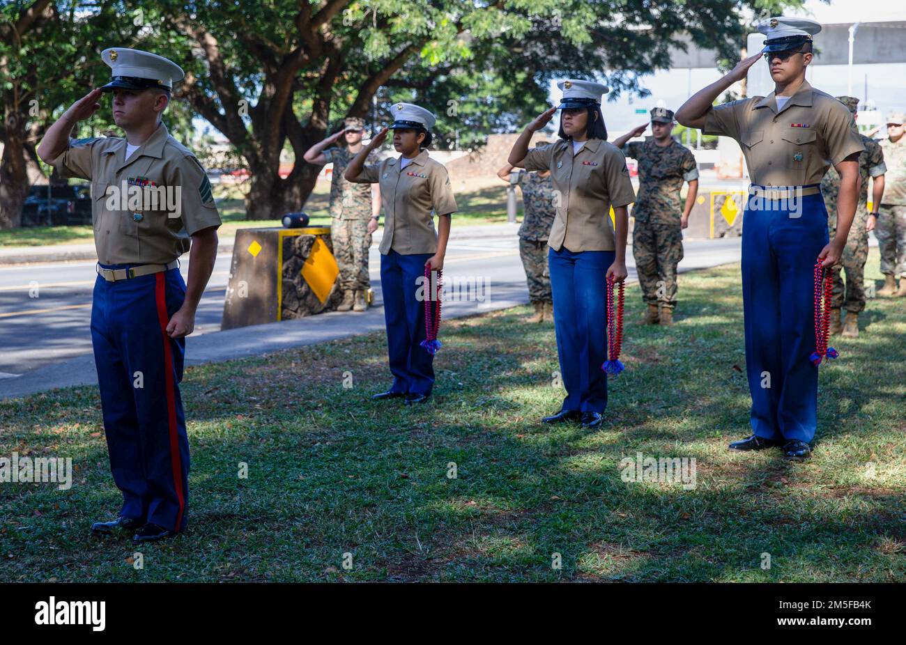 STATI UNITI Marines con gli Stati Uniti Indo-Pacific Command Joint Intelligence Operations Center, Marine Corps Element, è in piedi per un momento di silenzio durante una cerimonia di commemorazione in onore degli Stati Uniti Jeffrey A. Borchers di fronte a Borchers Gate, Joint base Pearl Harbor-Hickam, Hawaii, 11 marzo 2022. I membri del servizio si sono riuniti per onorare e ricordare il servizio di Borchers negli Stati Uniti Corpo marino. Borchers è stato ucciso e ucciso il 12 marzo 1990 mentre era in piedi in quello che allora è stato chiamato Post 19. Foto Stock
