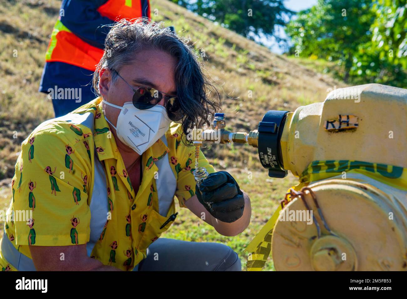 AIEA, Hawaii (11 marzo 2022) Anthony Bird, un appaltatore di sistemi di ingegneria navale, raccoglie un campione d'acqua presso Red Hill Housing come parte di un piano approvato interagenzia per il monitoraggio a lungo termine dell'acqua potabile. Gli Stati Uniti Navy sta lavorando a stretto contatto con il Dipartimento della Salute delle Hawaii, Stati Uniti Environmental Protection Agency e gli Stati Uniti Esercito per ripristinare l'acqua potabile sicura alle comunità abitative di Joint base Pearl Harbor-Hickam attraverso il campionamento e il lavaggio, e il recupero del pozzo di Red Hill. Per informazioni dettagliate, visitare il sito Web www.navy.mil/jointbasewater. Foto Stock
