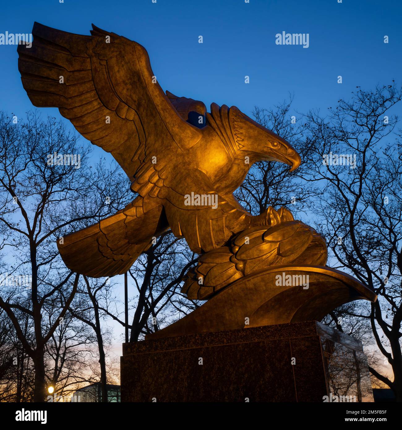 Bronze Eagle, monumento commemorativo della costa orientale dedicato ai militari che hanno perso la vita nell'Oceano Atlantico nella seconda guerra mondiale. Battery Park, New York, Stati Uniti. Foto Stock