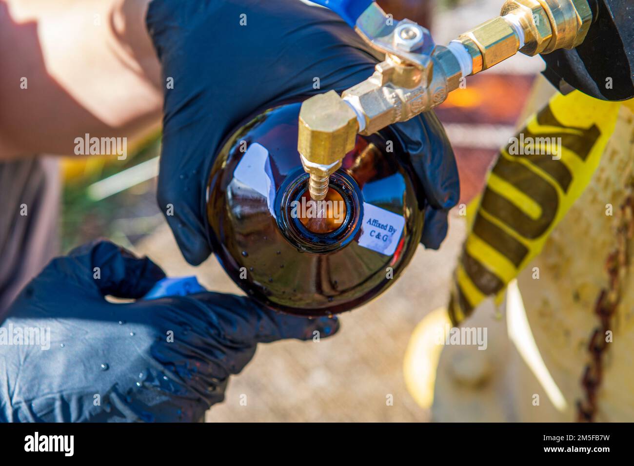 AIEA, Hawaii (11 marzo 2022) Un appaltatore del comando dei sistemi di ingegneria delle strutture navali raccoglie campioni d'acqua presso la Red Hill Housing come parte di un piano approvato interagenzia per il monitoraggio a lungo termine dell'acqua potabile. Gli Stati Uniti Navy sta lavorando a stretto contatto con il Dipartimento della Salute delle Hawaii, Stati Uniti Environmental Protection Agency e gli Stati Uniti Esercito per ripristinare l'acqua potabile sicura alle comunità abitative di Joint base Pearl Harbor-Hickam attraverso il campionamento e il lavaggio, e il recupero del pozzo di Red Hill. Per informazioni dettagliate, visitare il sito Web www.navy.mil/jointbasewater. Foto Stock