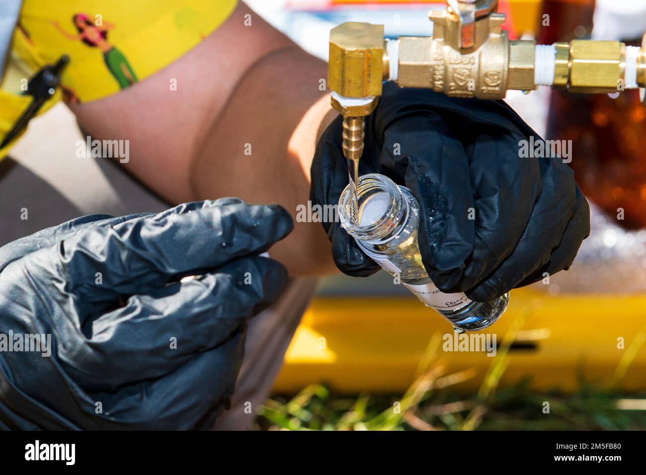 AIEA, Hawaii (11 marzo 2022) Un appaltatore del comando dei sistemi di ingegneria delle strutture navali raccoglie campioni d'acqua presso la Red Hill Housing come parte di un piano approvato interagenzia per il monitoraggio a lungo termine dell'acqua potabile. Gli Stati Uniti Navy sta lavorando a stretto contatto con il Dipartimento della Salute delle Hawaii, Stati Uniti Environmental Protection Agency e gli Stati Uniti Esercito per ripristinare l'acqua potabile sicura alle comunità abitative di Joint base Pearl Harbor-Hickam attraverso il campionamento e il lavaggio, e il recupero del pozzo di Red Hill. Per informazioni dettagliate, visitare il sito Web www.navy.mil/jointbasewater. Foto Stock