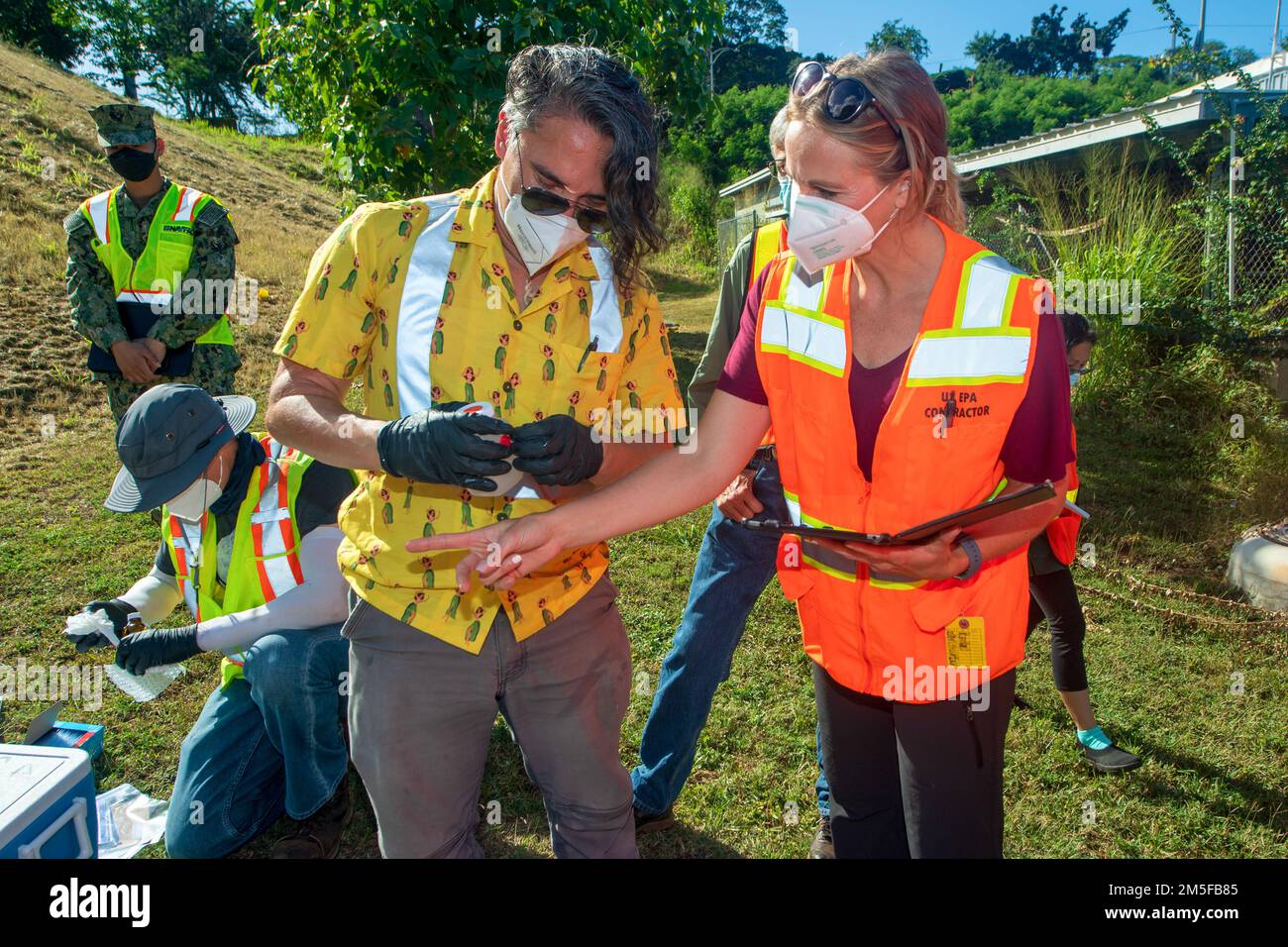 AIEA, Hawaii (11 marzo 2022) Anthony Bird (a sinistra), un appaltatore del comando dei sistemi di ingegneria delle strutture navali, e Sarah Kell (a destra), un appaltatore dell'Agenzia per la protezione ambientale, discutono il monitoraggio a lungo termine presso l'alloggiamento di Red Hill come parte di un piano approvato interagenzia per il monitoraggio a lungo termine dell'acqua potabile. Gli Stati Uniti Navy sta lavorando a stretto contatto con il Dipartimento della Salute delle Hawaii, Stati Uniti Environmental Protection Agency e gli Stati Uniti Esercito per ripristinare l'acqua potabile sicura alle comunità abitative di Joint base Pearl Harbor-Hickam attraverso il campionamento e il lavaggio, e il recupero del pozzo di Red Hill. Per d Foto Stock