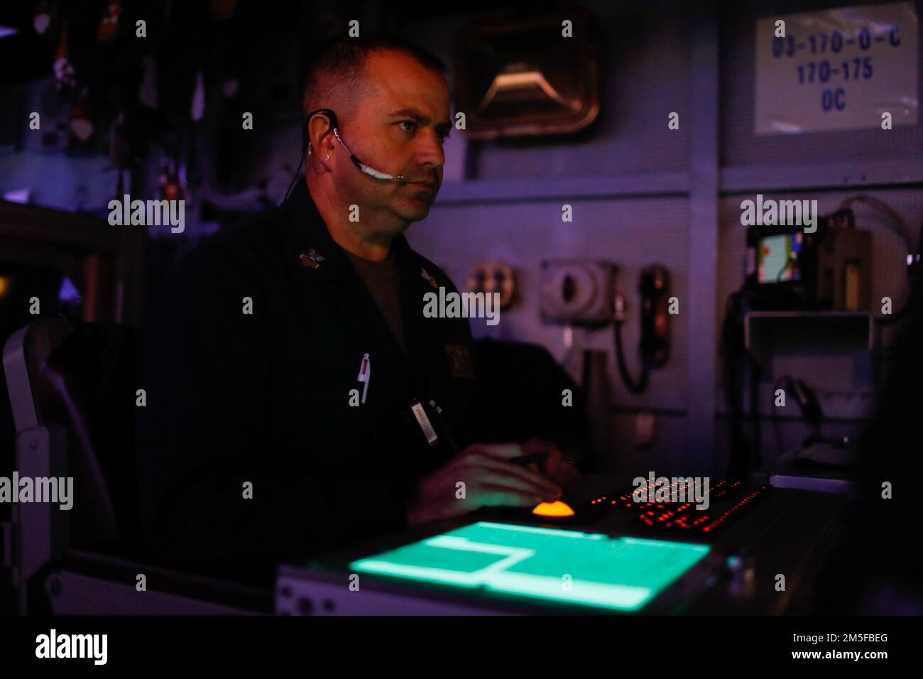 PHILIPPINE SEA (11 marzo 2022) Air Traffic Controller 1st Class David Turnham, dal lago Elsinore, California, sovrintende al traffico aereo a bordo della portaerei di classe Nimitz USS Abraham Lincoln (CVN 72). Abraham Lincoln Strike Group è in fase di implementazione pianificata nell'area delle operazioni della flotta 7th degli Stati Uniti per migliorare l'interoperabilità attraverso alleanze e partnership e al tempo stesso fungere da forza di risposta pronta a sostegno di una regione indomPacifico libera e aperta. Foto Stock