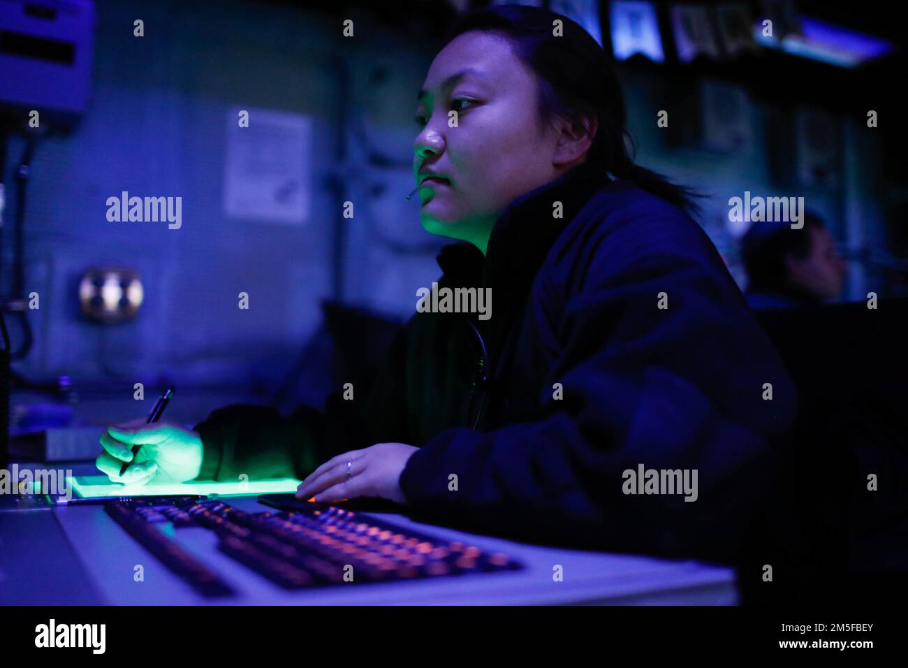 PHILIPPINE SEA (11 marzo 2022) Air Traffic Controller 2nd Class Kaleah Her, di Stockton, California, supervisiona il traffico aereo a bordo della portaerei di classe Nimitz USS Abraham Lincoln (CVN 72). Abraham Lincoln Strike Group è in fase di implementazione pianificata nell'area delle operazioni della flotta 7th degli Stati Uniti per migliorare l'interoperabilità attraverso alleanze e partnership e al tempo stesso fungere da forza di risposta pronta a sostegno di una regione indomPacifico libera e aperta. Foto Stock