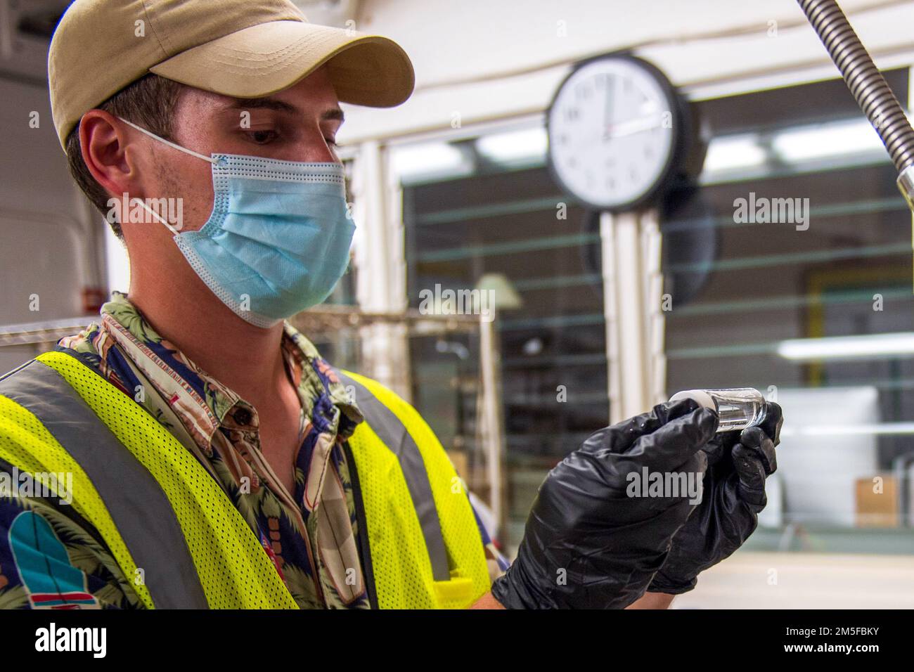 AIEA, Hawaii (11 marzo 2022) ben Joy, un appaltatore del comando di sistemi di ingegneria delle strutture navali, controlla un campione di acqua presso la Red Hill Elementary School come parte di un piano approvato interagenzia per il monitoraggio a lungo termine dell'acqua potabile. Gli Stati Uniti Navy sta lavorando a stretto contatto con il Dipartimento della Salute delle Hawaii, Stati Uniti Environmental Protection Agency e gli Stati Uniti Esercito per ripristinare l'acqua potabile sicura alle comunità abitative di Joint base Pearl Harbor-Hickam attraverso il campionamento e il lavaggio, e il recupero del pozzo di Red Hill. Per informazioni dettagliate, visitare il sito Web www.navy.mil/jointbasewater. STATI UNITI Foto Navy di Mass Foto Stock